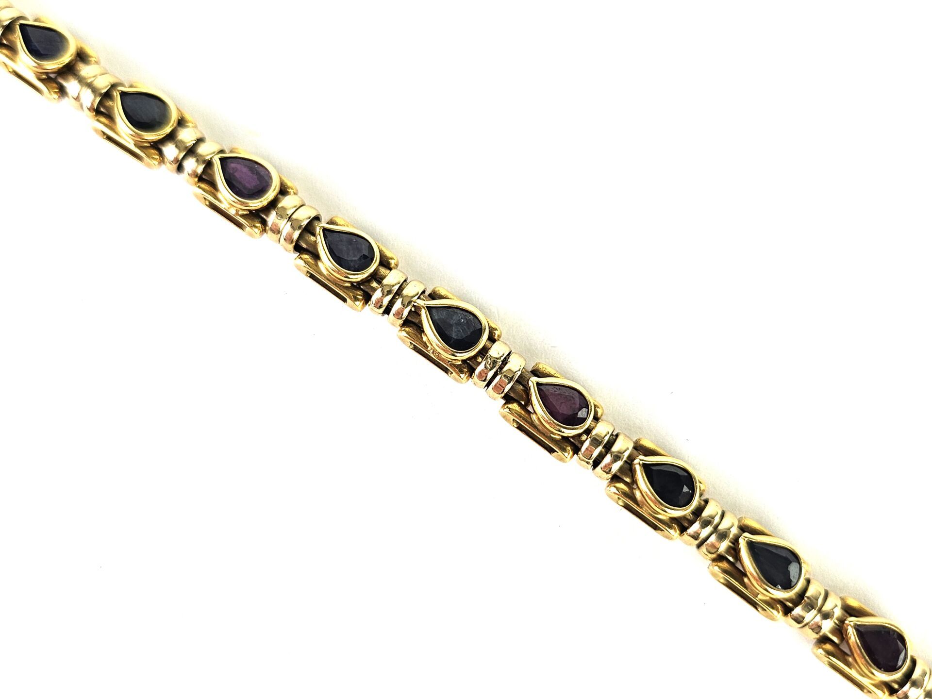 Null ZANCAN.
Line bracelet with geometric motifs in 18K (750°/°°) yellow gold se&hellip;