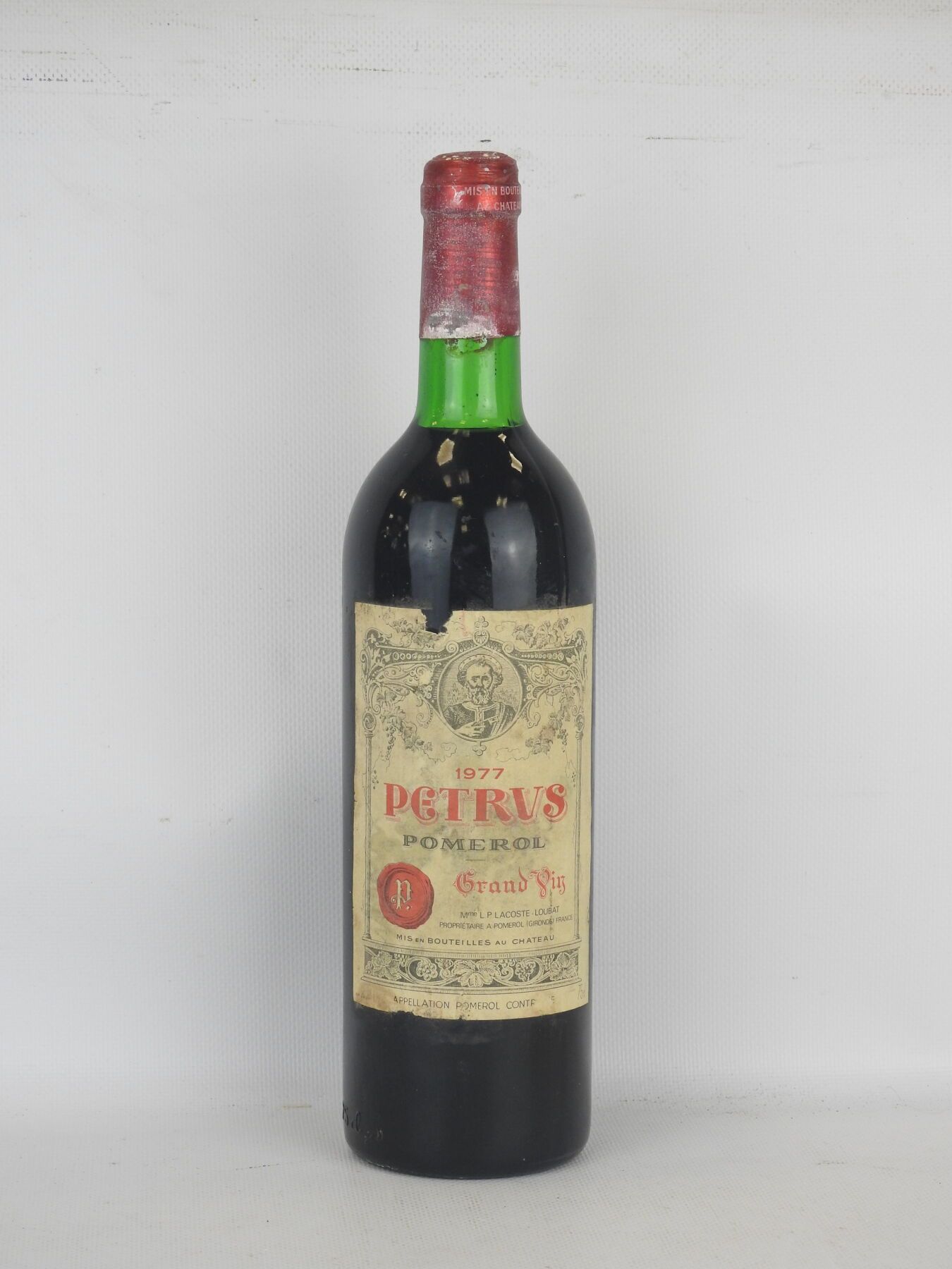 Null 1 bouteille Pétrus Pomerol 1977. Petit accident étiquette, usures