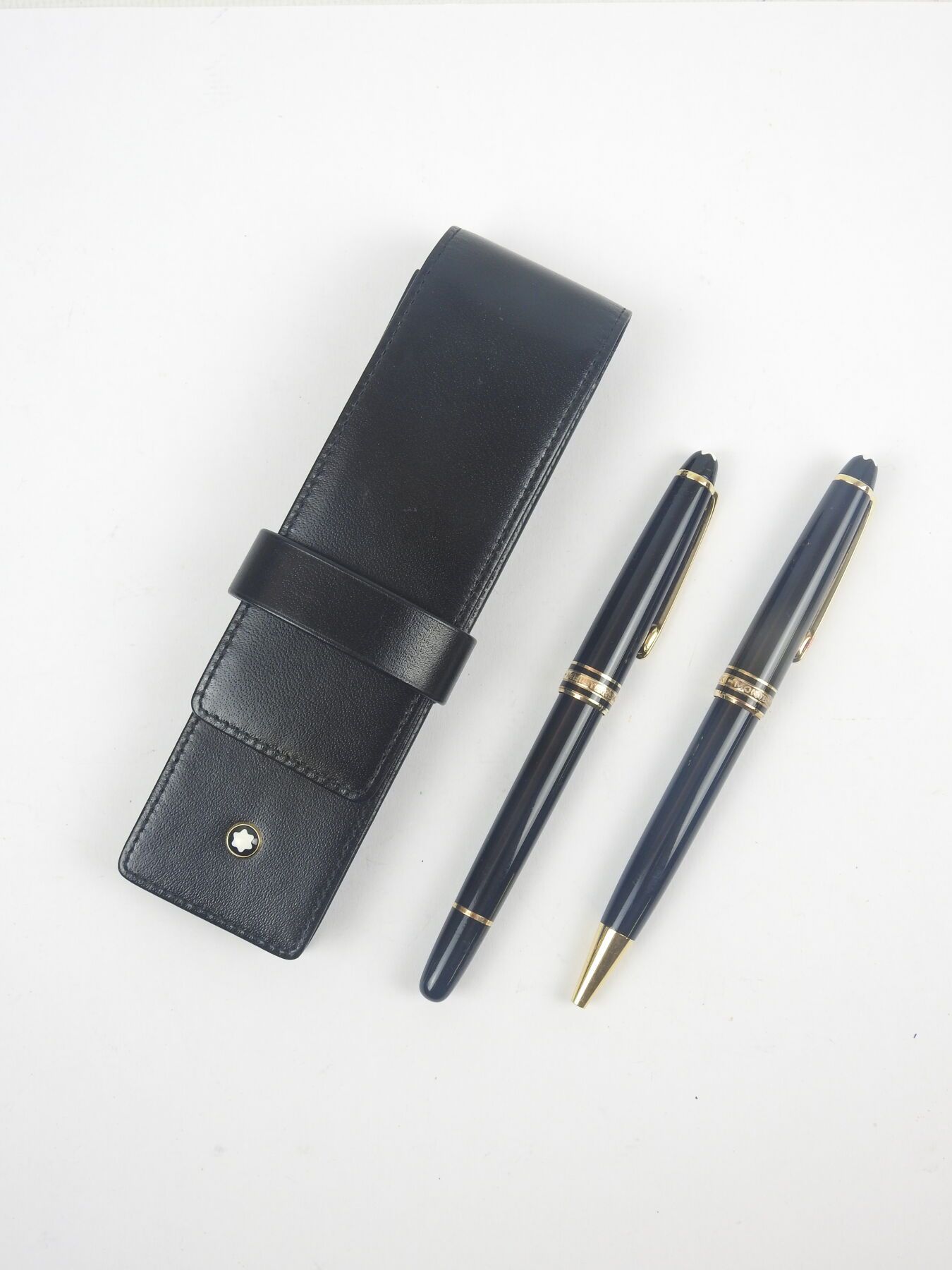 Null MONTBLANC: MEISTERSTÜCK 镀金钢笔和签字笔。皮革笔盒。因使用而磨损
