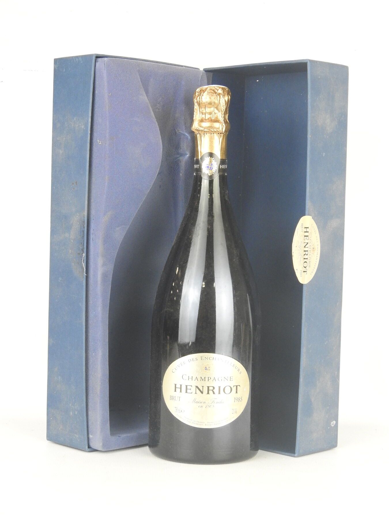 Null 1 bouteille Champagne Henriot Cuvée des enchanteleurs 1985. En coffret