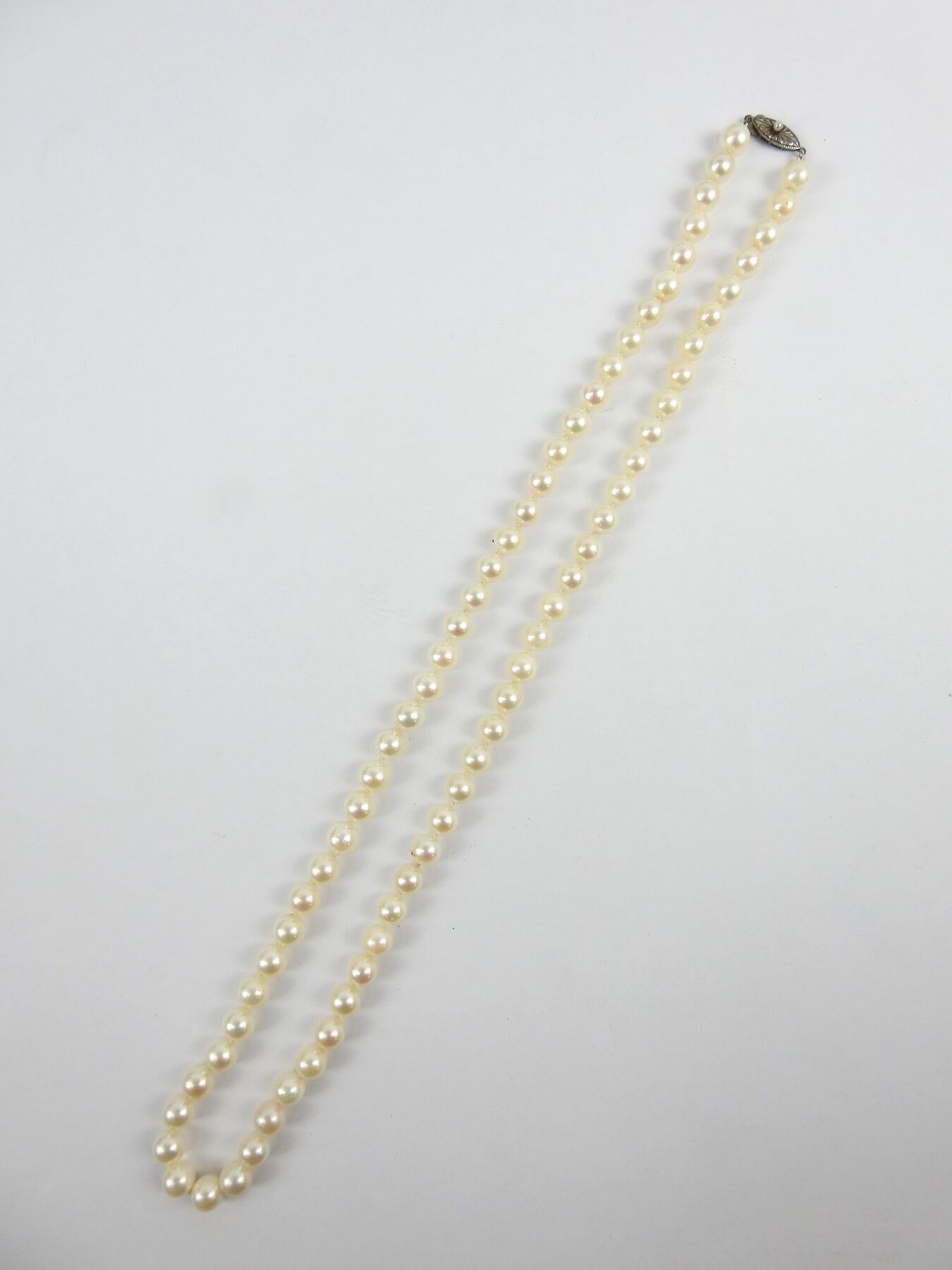 Null COLLIER de perles avec fermoir en argent orné d'une petite perle. L.69 cm