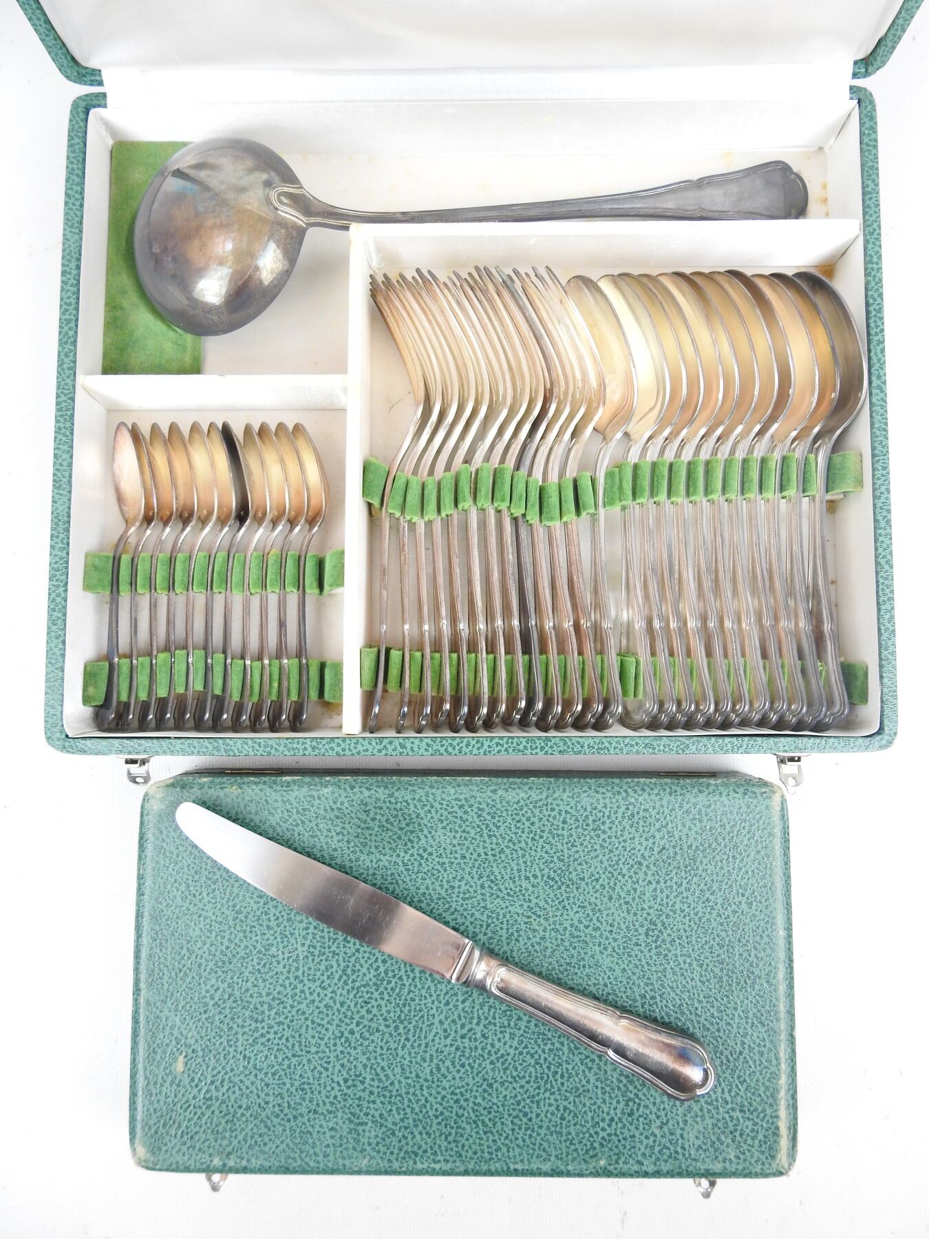 Null 一套镀银餐具，类似于 Spatours 型号，包括十二件大餐具、十二把大刀、十一把茶匙和一个勺子。盒装。磨损
