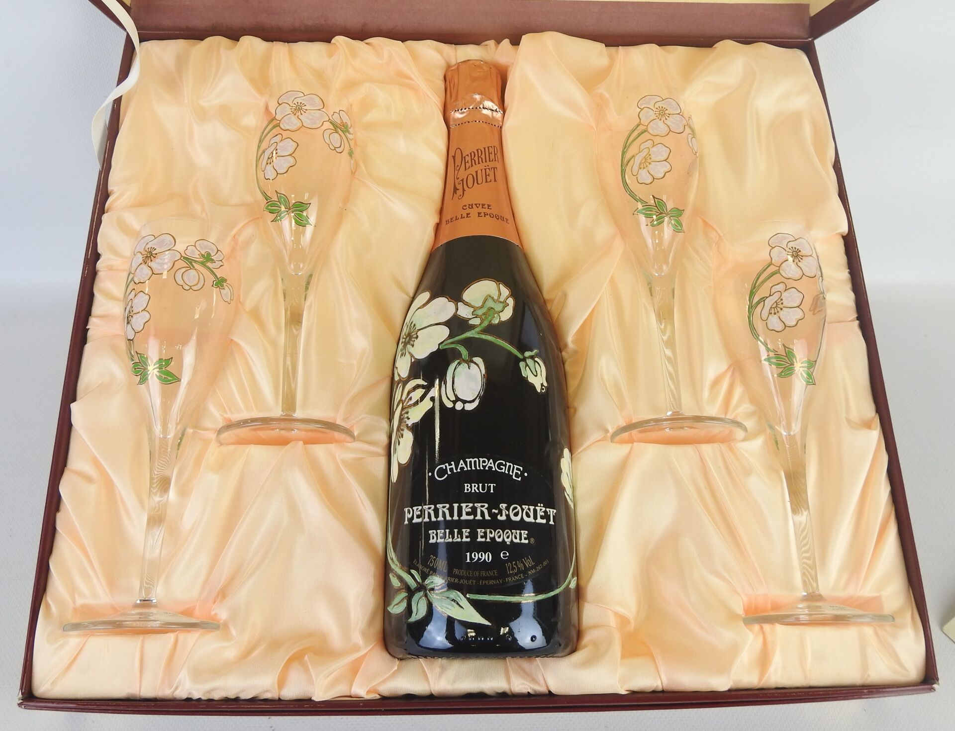 Null 1 瓶 Perrier Jouët Belle Epoque 1900 香槟，装在带珐琅装饰的四只酒杯的盒子中
