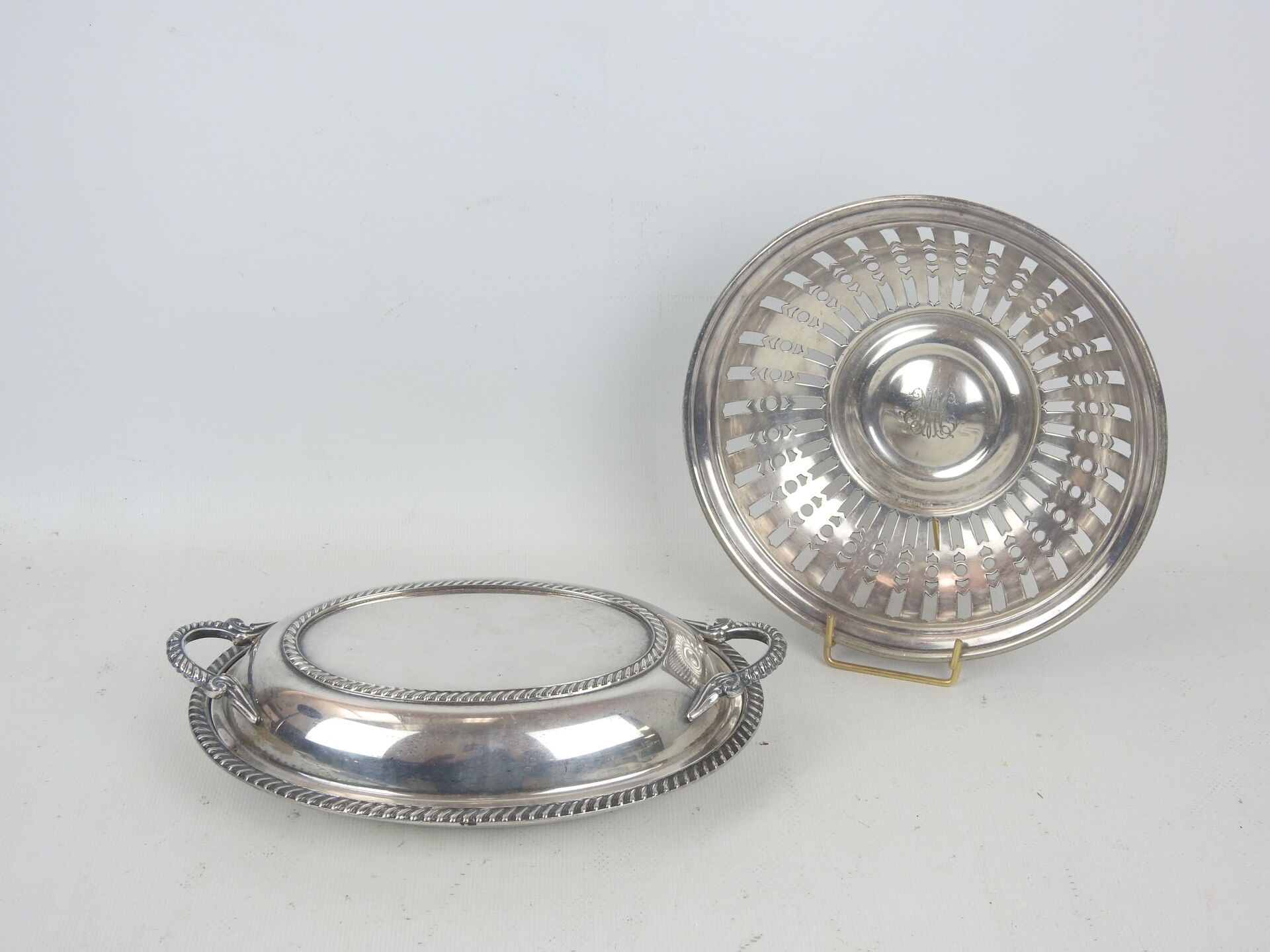 Null LOT OF SILVER METAL including a small oval-shaped covered vegetable dish an&hellip;