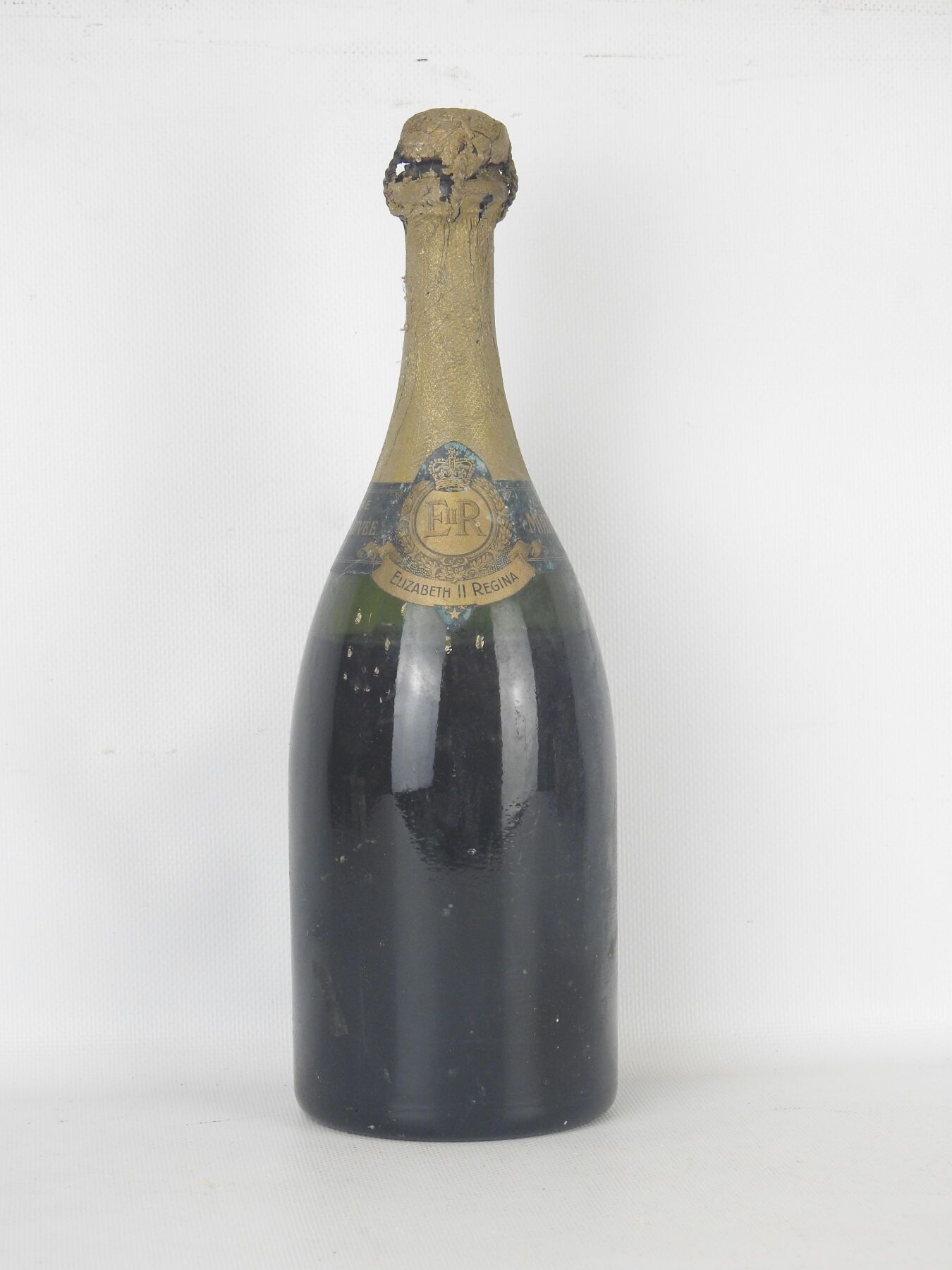 Null 1 瓶 Moët et Chandon 1943 香槟，向 1953 年英国女王伊丽莎白二世加冕致敬。无标签，有磨损，高度较低。
