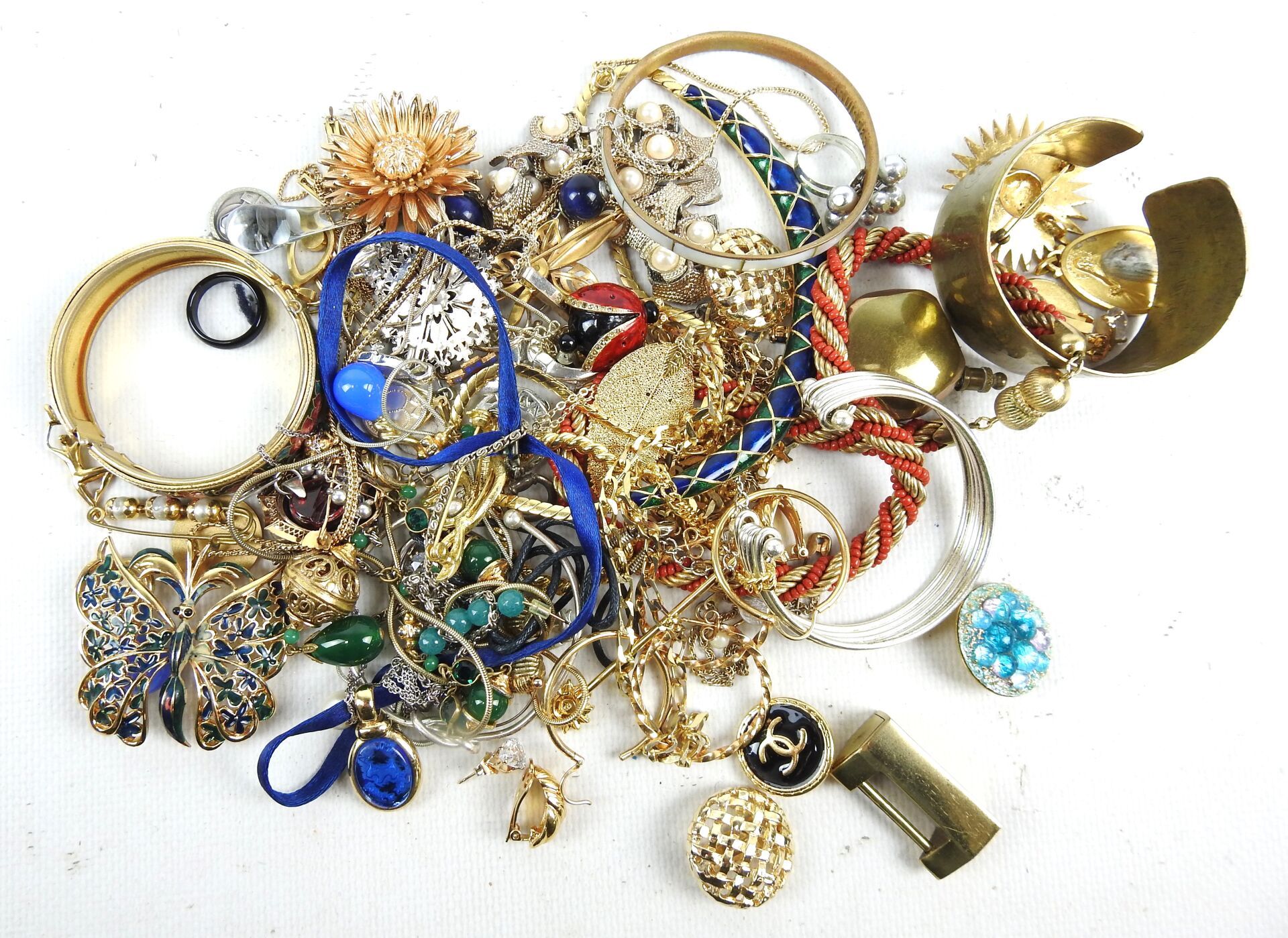 Null LOT de BIJOUX FANTAISIE métal doré principalement comprenant bracelets, bou&hellip;
