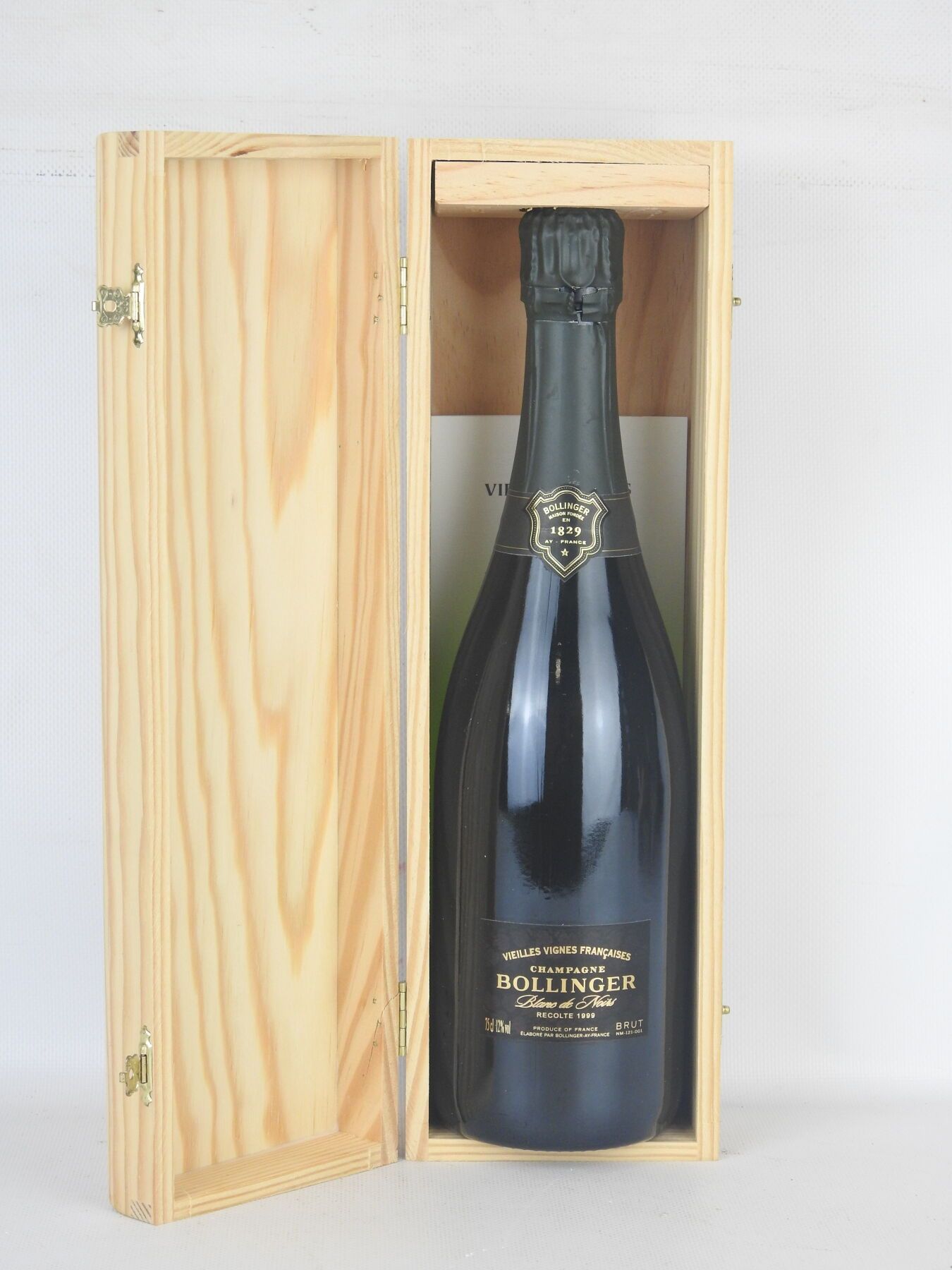 Null 1 bottle Champagne Bollinger vieilles vignes francaise 1999. Wooden box.