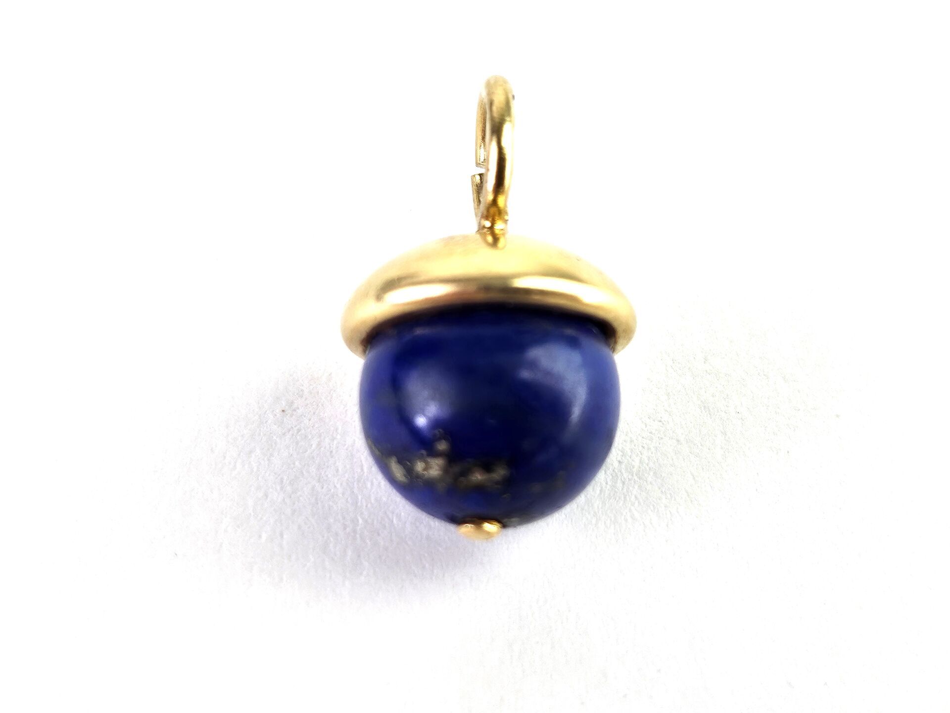 Null Pendentif en or jaune 18K (750°/°°) orné d'une bille de lapis lazuli.
Haute&hellip;