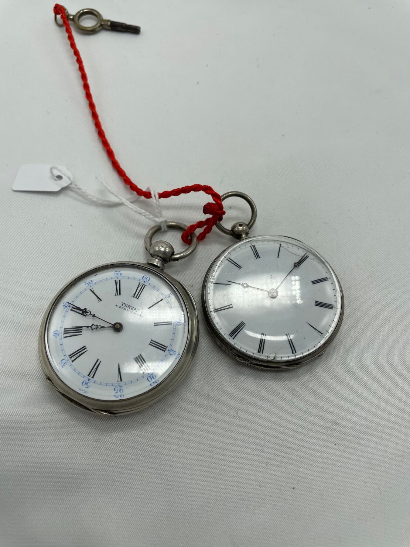 Null Zwei silberne Taschenuhren mit Krabbenstempel, Zylinderwerk und emaillierte&hellip;