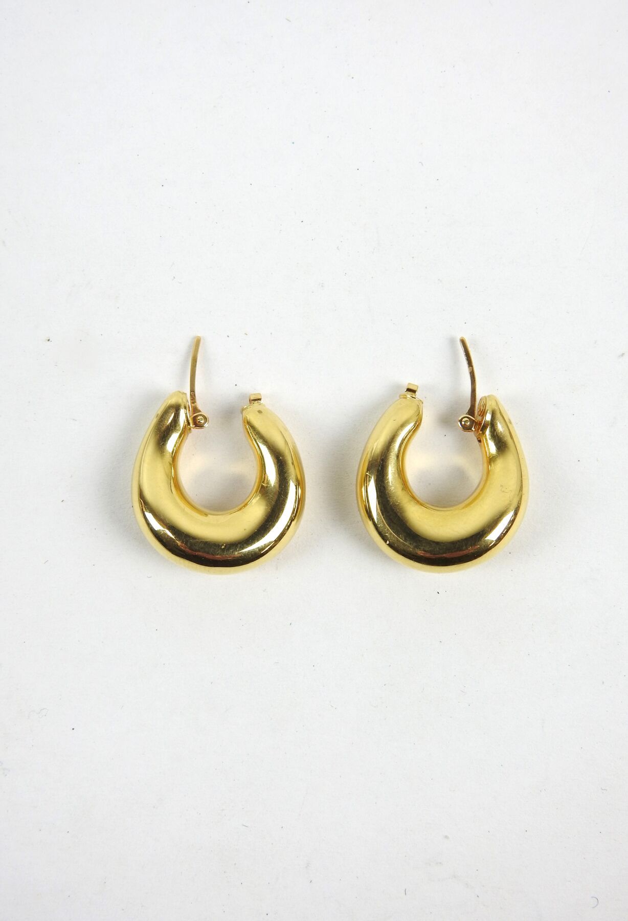 Null Pair of crescent-shaped EARRINGS in 750/1000th yellow gold. 3.18g