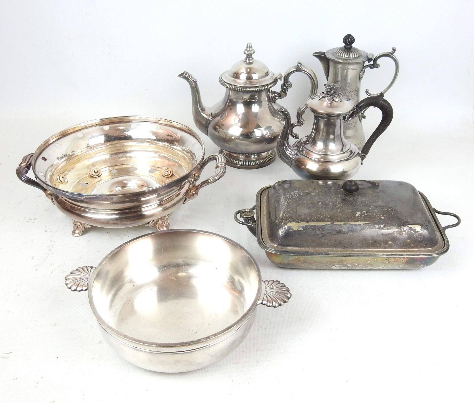 Null LOT in silver-plated metal comprising three pourers, a vegetable dish with &hellip;
