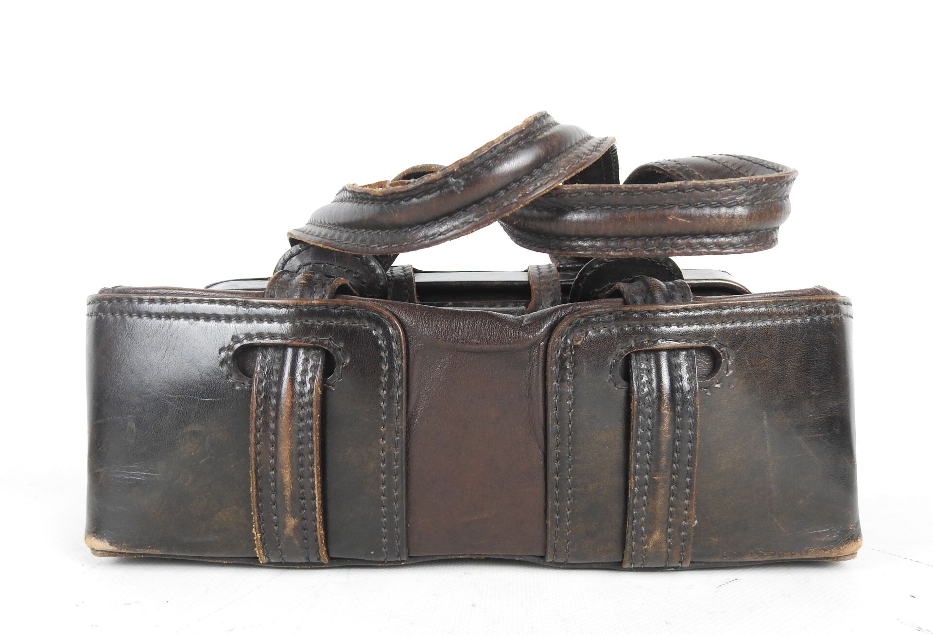 Null 双棕色皮手柄包，镀铬金属封口。大约制作于 1960 年。高 26 - 宽 33 - 深 16 厘米。磨损严重。
