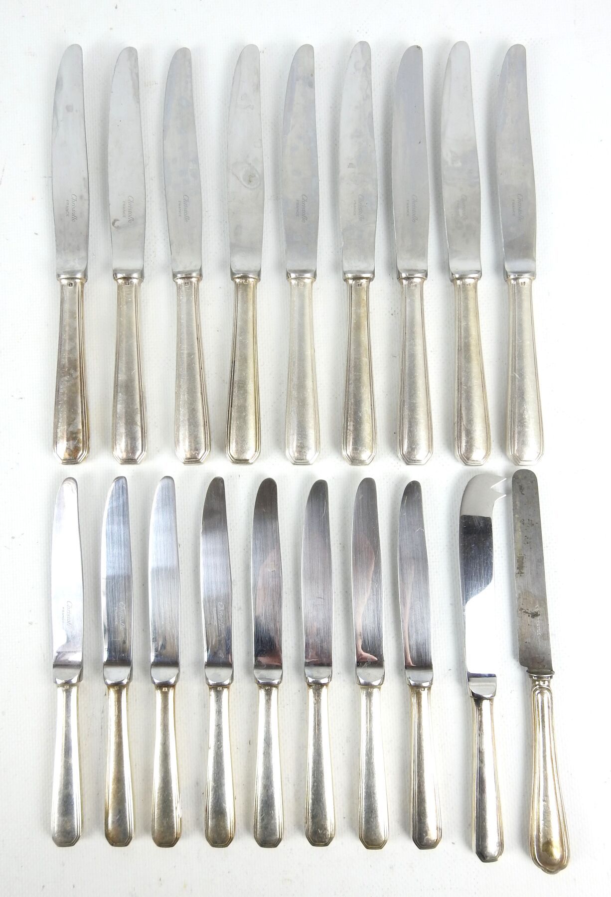 Null 克里斯托弗一套美国款镀银刀具，包括八把奶酪刀和九把大刀。因使用而磨损。其中包括一把奶酪餐刀和一把古董钢刀。