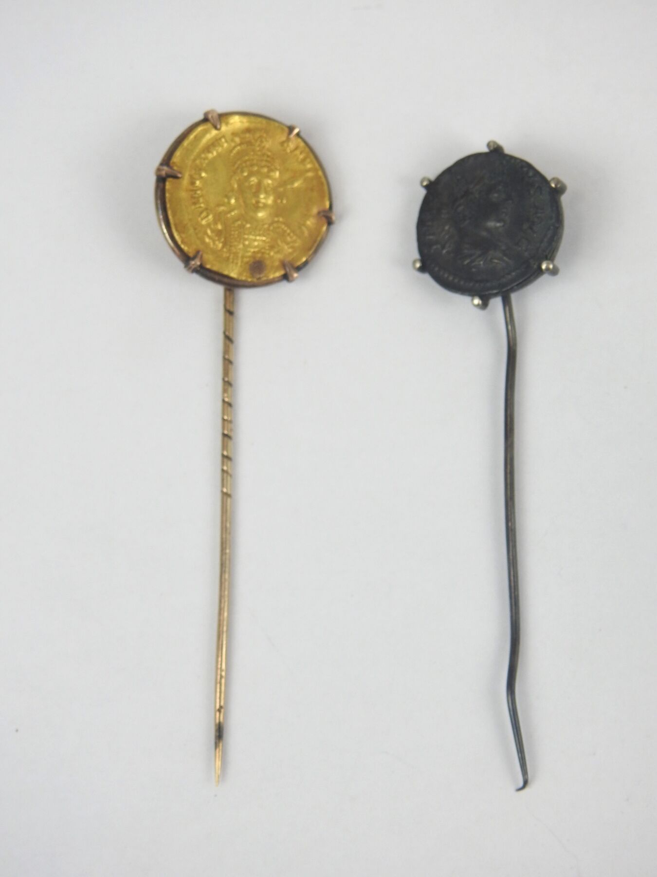 Null 饰有拜占庭金币的别针：
君士坦丁堡铸造的查士丁尼二世（565-578 年）的 Solidus 金币
Av/ DN IVSTINI NVS PP AVI&hellip;