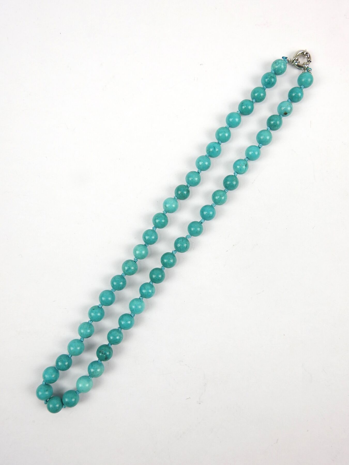 Null COLLIER de perles de turquoises. Fermoir métal argenté. L.47 cm