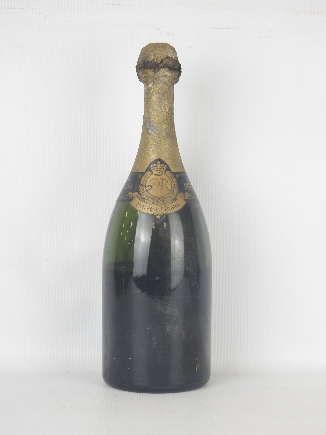 Null 1 bouteille champagne Moët et Chandon 1943 en hommage au couronnement de la&hellip;