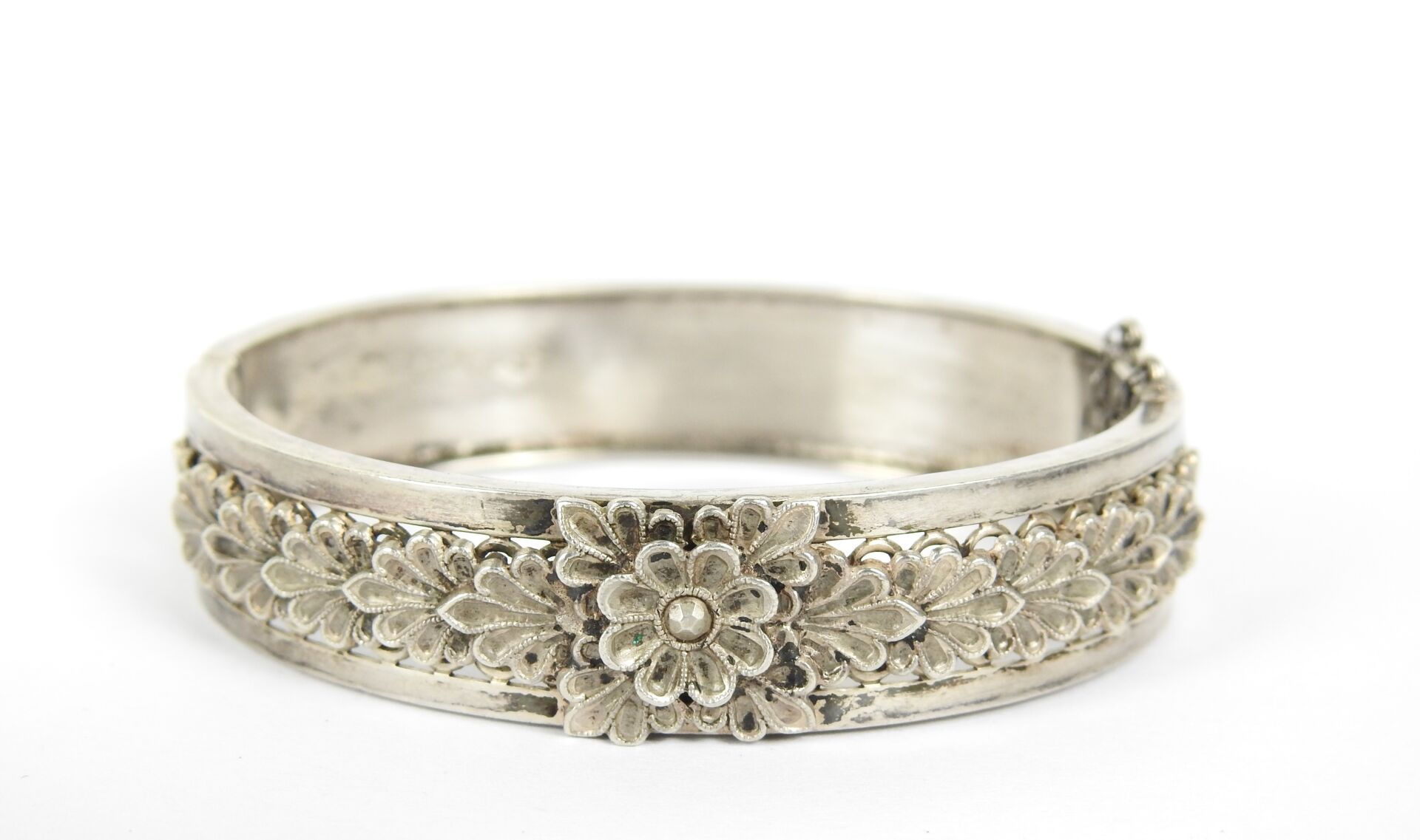 Null HINGED BRACELET in silver decorated with flowers and palmettes in relief, w&hellip;
