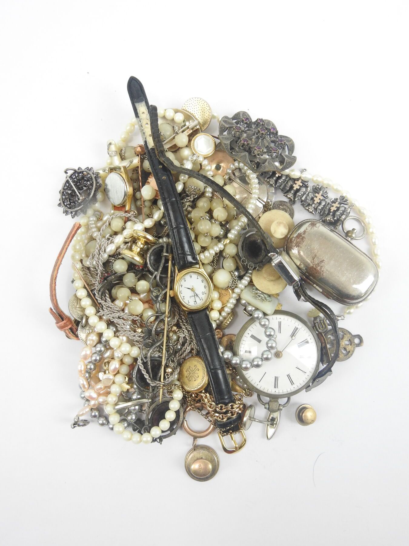 Null LOT de BIJOUX FANTAISE comprenant colliers de perles, montres bracelet et g&hellip;