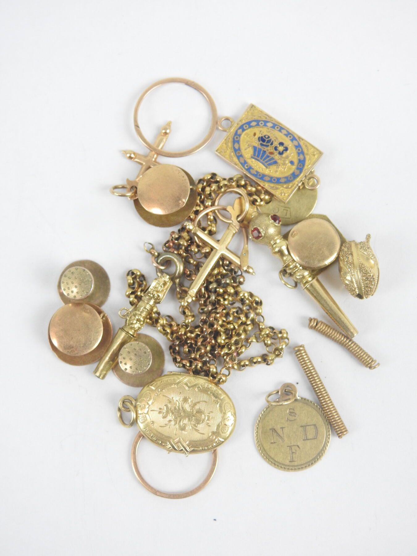 Null BRIS D'OR en or jaune 750/1000e comprenant chaines, pendentifs, clés de mon&hellip;
