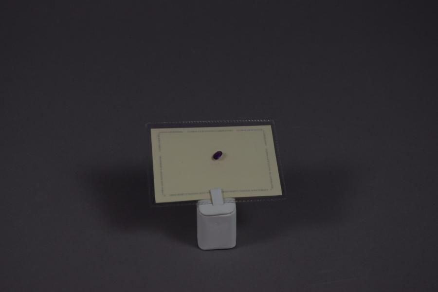 Null SAPHIR taillé violet de forme ovale dans pochette de 1,53 carat.

Certifica&hellip;