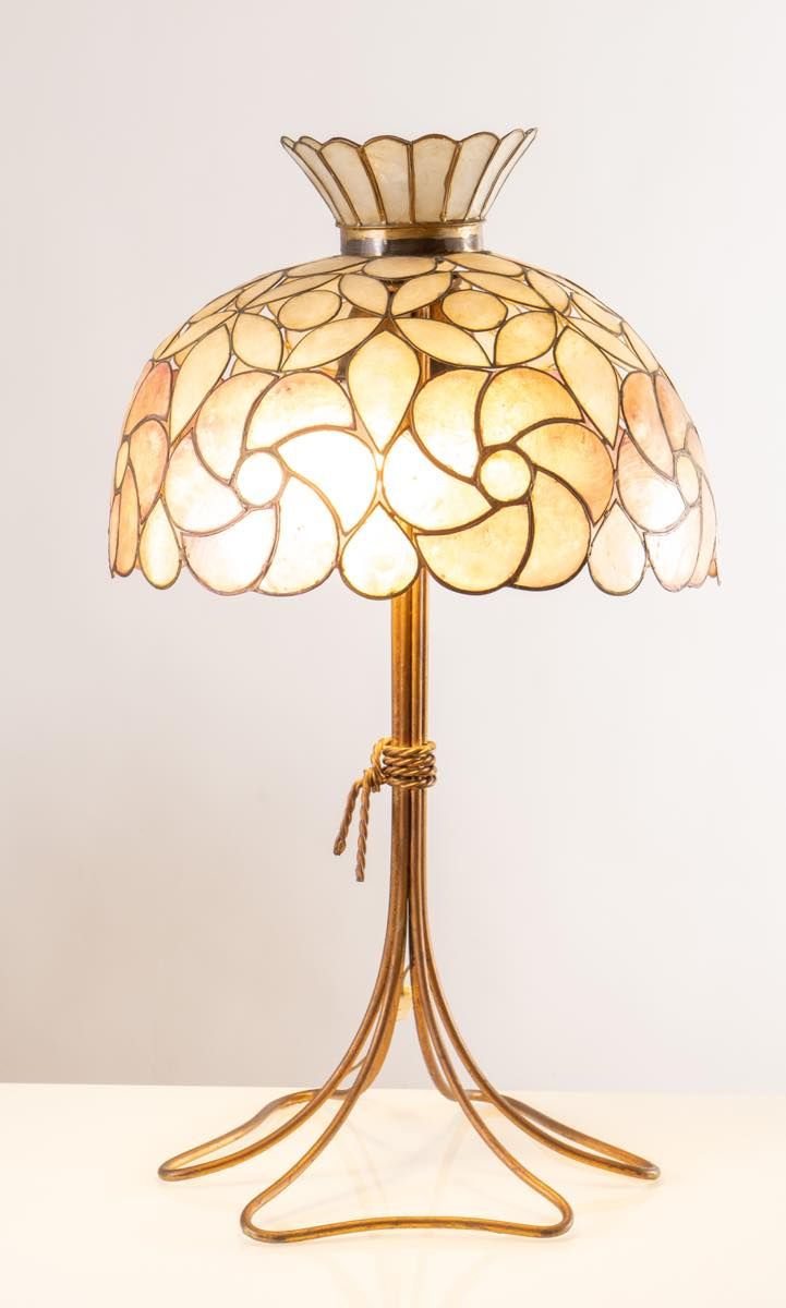 Lampada da tavolo, Italia, Anni ‘70. 形状的管状黄铜框架，由三个元素组成，最后是一个微微凸起的部分，配有带金属装饰的彩色珍珠&hellip;