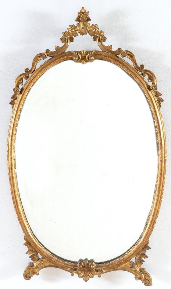Specchiera ovale in stile antico, Italia, Anni ‘50. 镀金的木质框架上有丰富的卷轴和花朵，在镜子的背面标有 "&hellip;