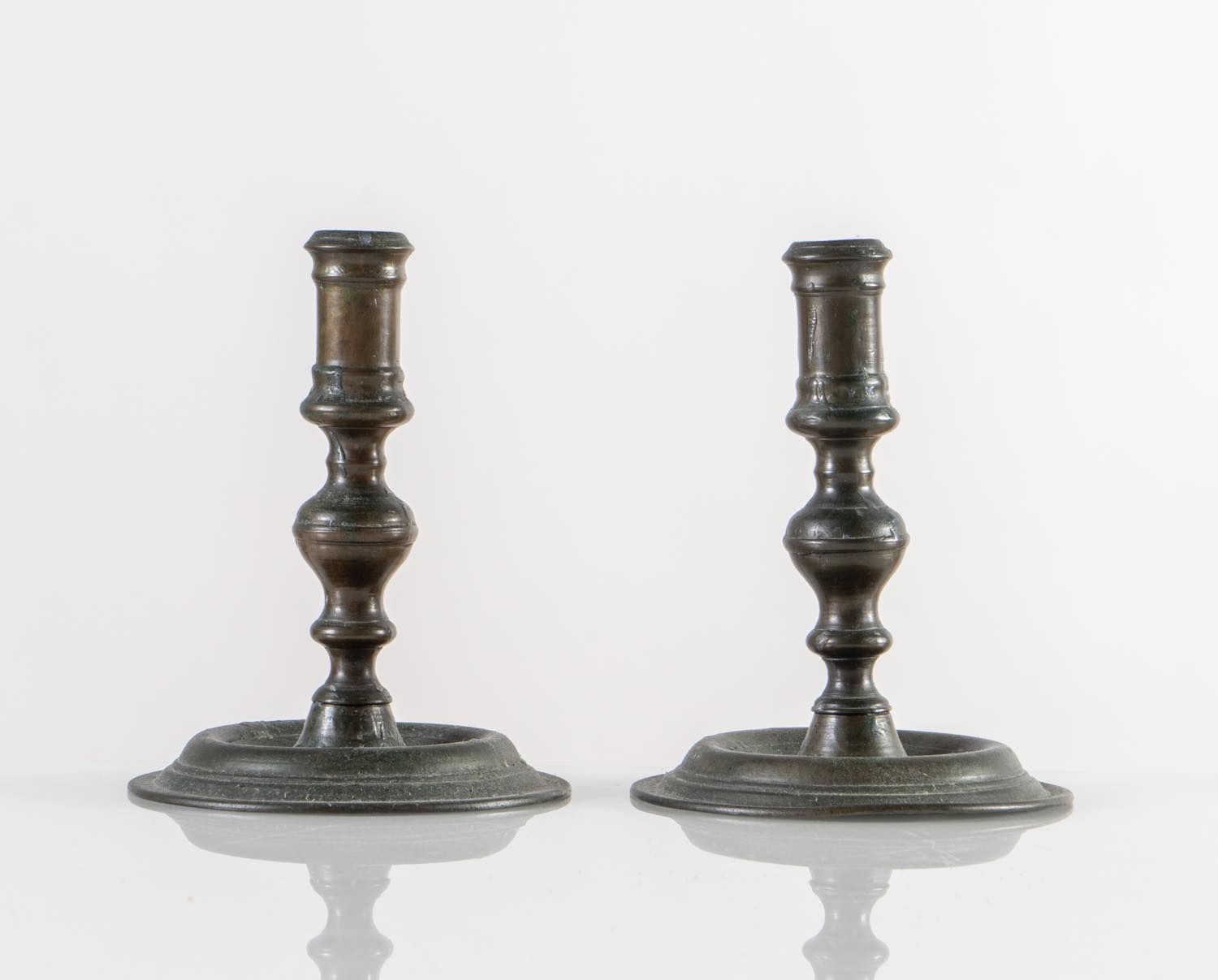 Coppia di candelieri in bronzo, Italia, XVI – XVII secolo. 略有凹槽的圆形底座，车轴，高15厘米-直径&hellip;