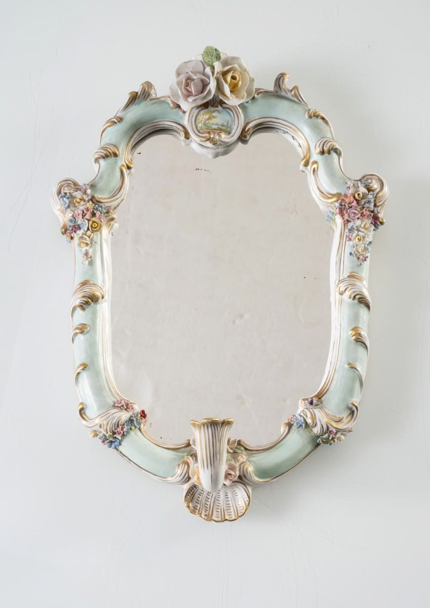 Applique in porcellana con specchio, Anni '70. Cadre décoré d'éléments floraux e&hellip;