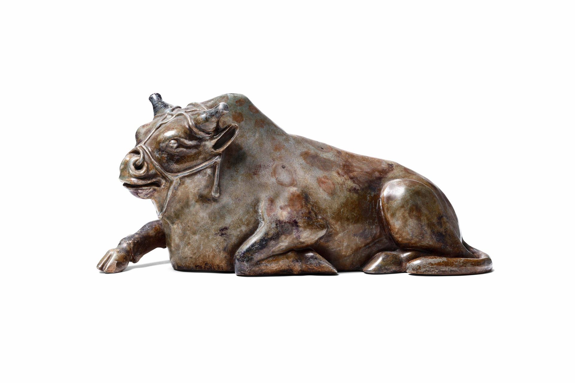 Pietro Melandri (1885-1976) Faenza, 1950 ca, 罕见的马乔利卡陶土雕塑，描绘了一头躺着的公牛。饰有微微上釉的珐琅彩。侧&hellip;
