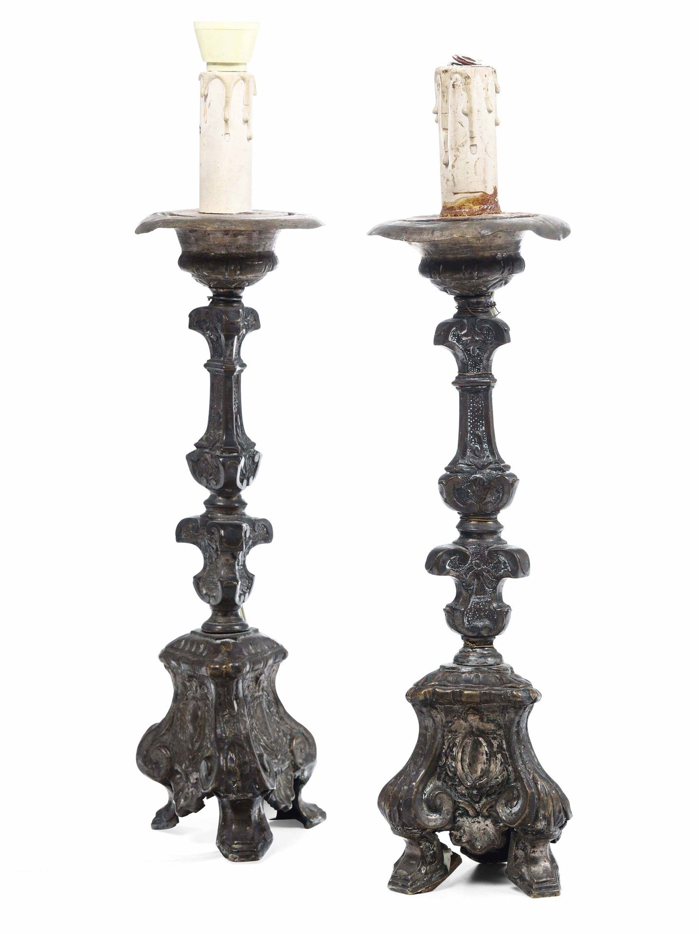 Coppia di candelieri Legno e rame argentato Manifattura del XX secolo, altura 29&hellip;