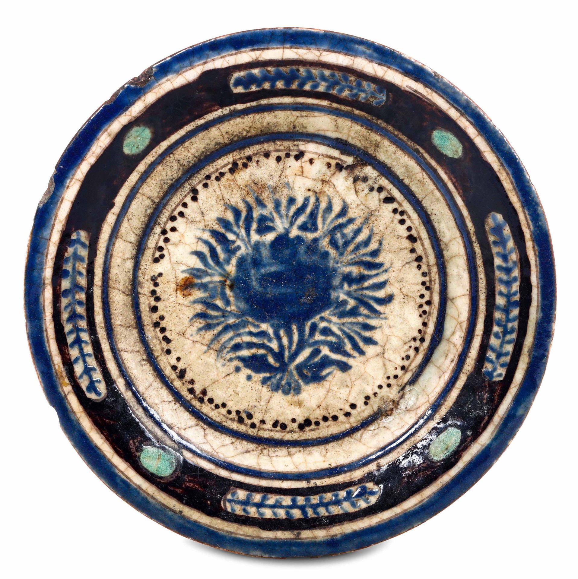 Piatto Siria (?), XIX secolo , 陶瓷上有蓝色和锰色的装饰。品牌：没有。直径19.2厘米。保存情况：边缘有轻微的剥落和裂纹