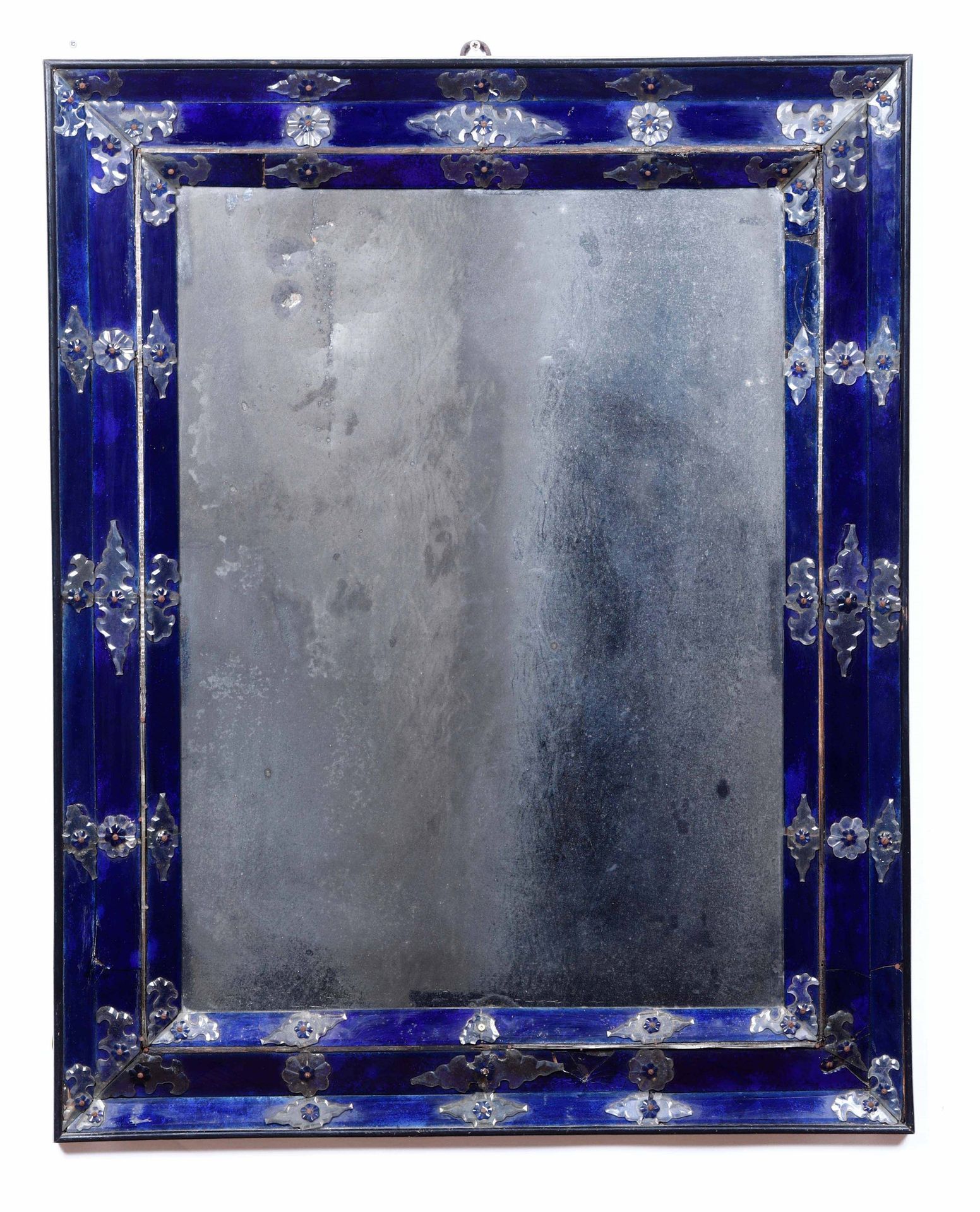 Rara specchiera in vetro soffiato blu cobalto con fregi a rosetta e a losanghe, &hellip;