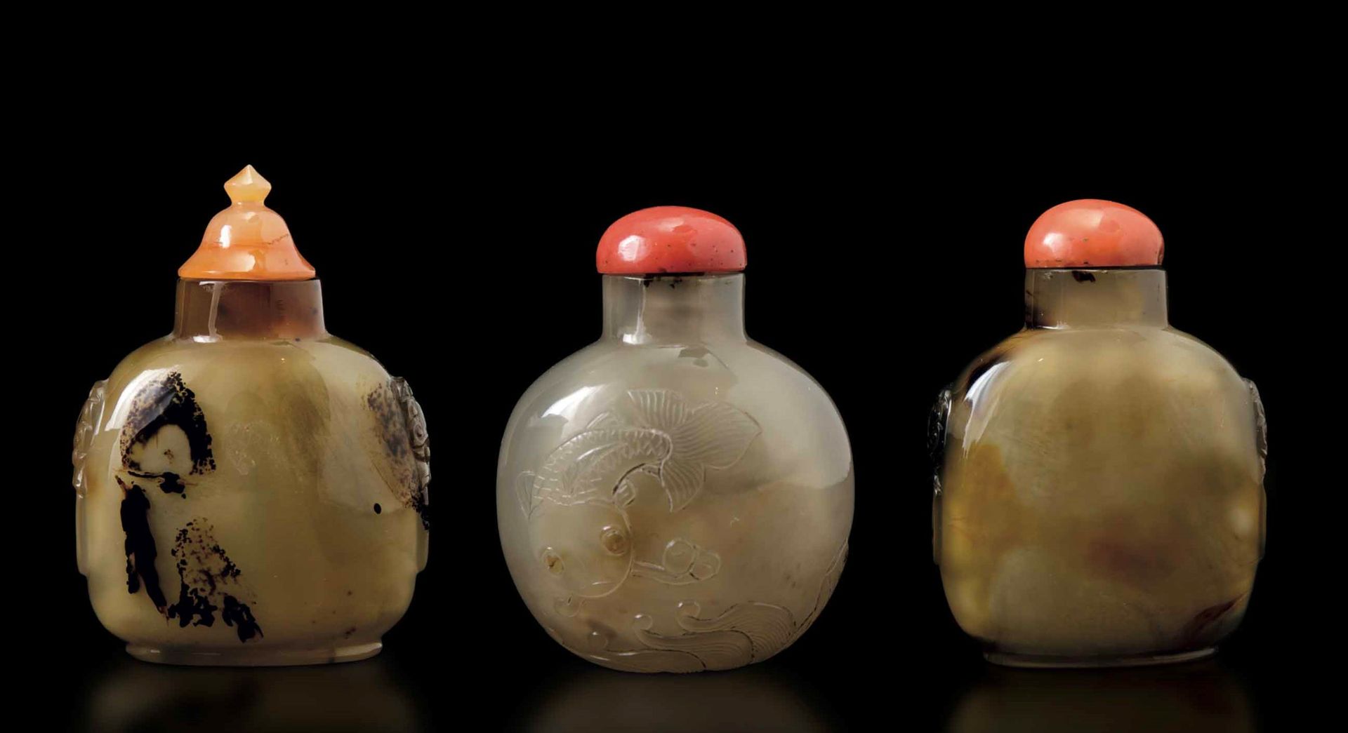 Three agate snuff bottles, China, 1800s Qing Dynasty. H from 6cm to 7cm