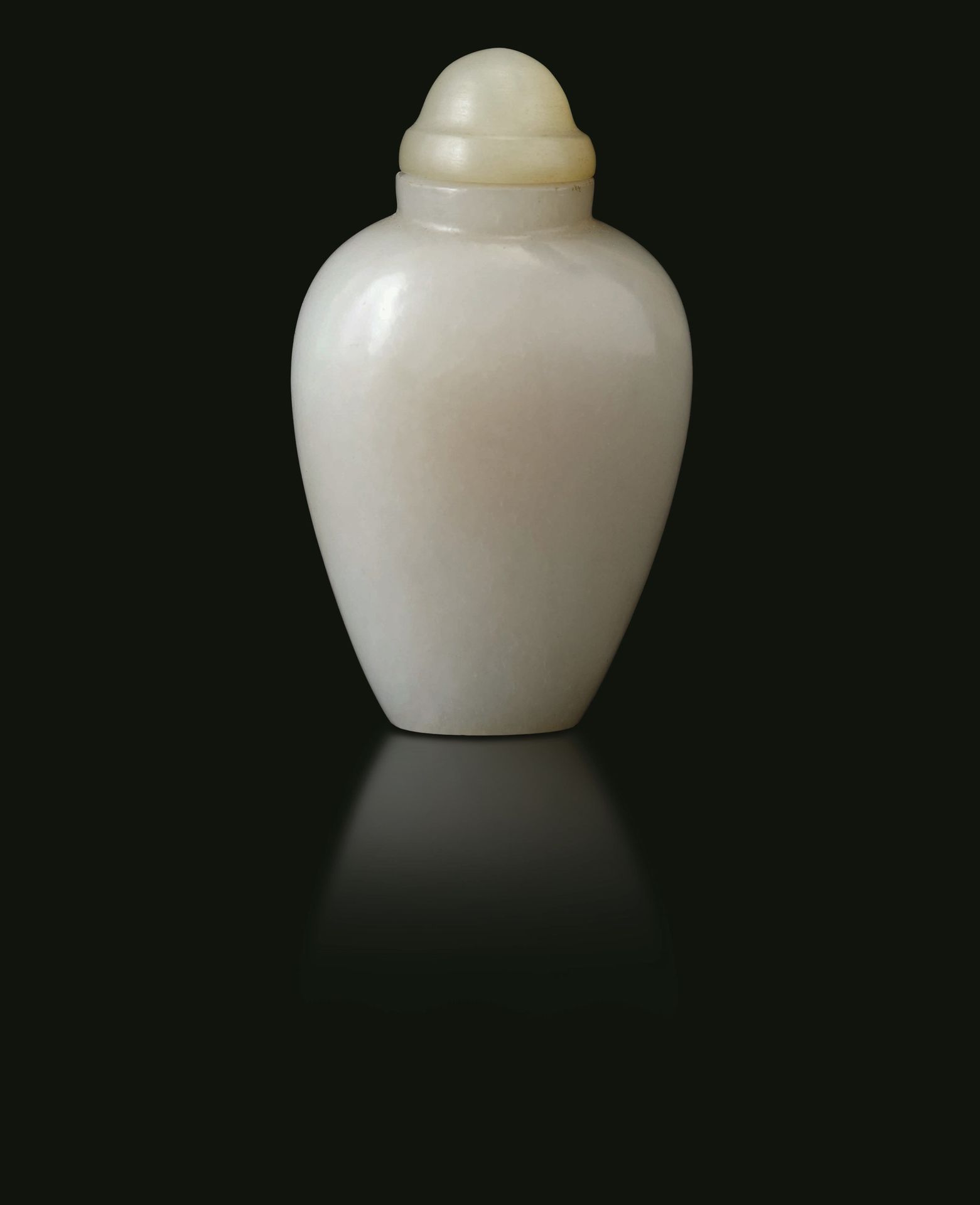 A white jade snuff bottle, China, Qing Dynasty 1800s.高6.5厘米