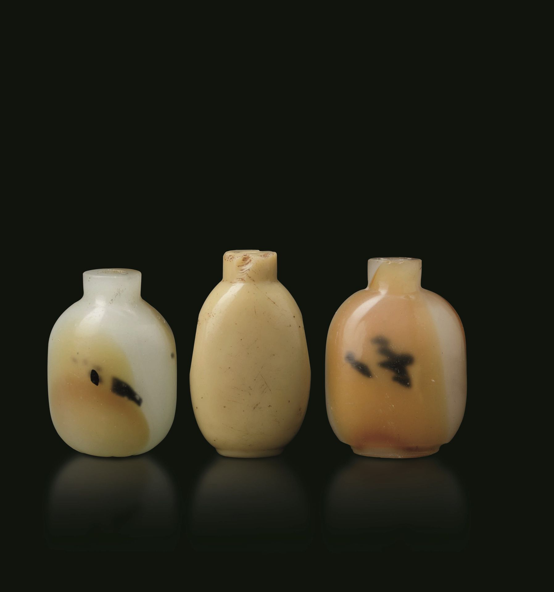 Three agate snuff bottles, China, Qing Dynasty 1800s.高5厘米。状态：三个瓶子的盖子都不见了，两个瓶子的边缘&hellip;