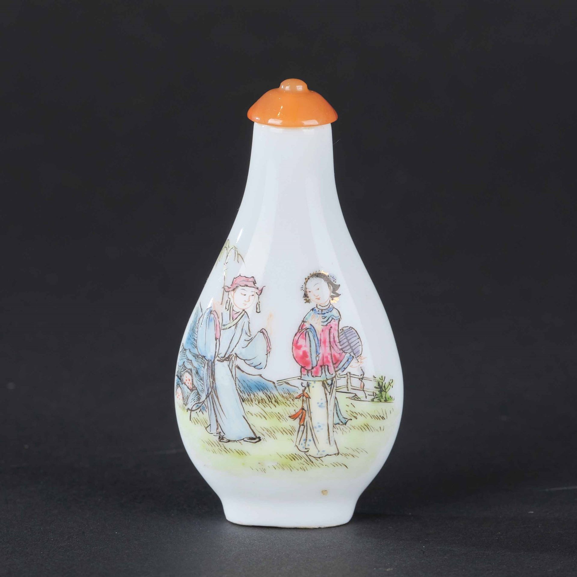 A porcelain snuff bottle, China, Qing Dynasty Daoguang period (1821-1850). H 8cm