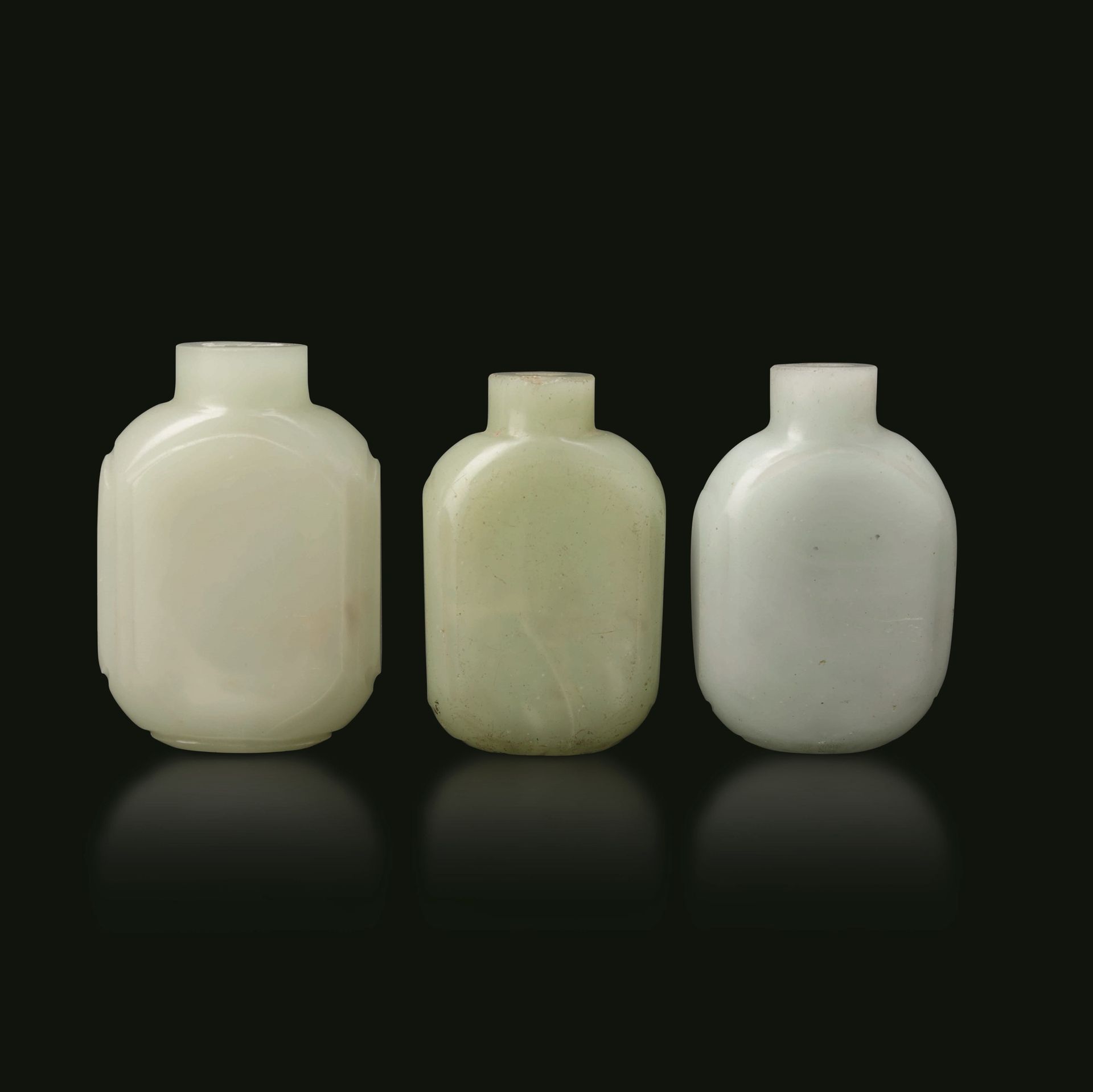 Three white jade snuff bottles, China, 1800s Dynastie Qing. Jade blanc céladon. &hellip;
