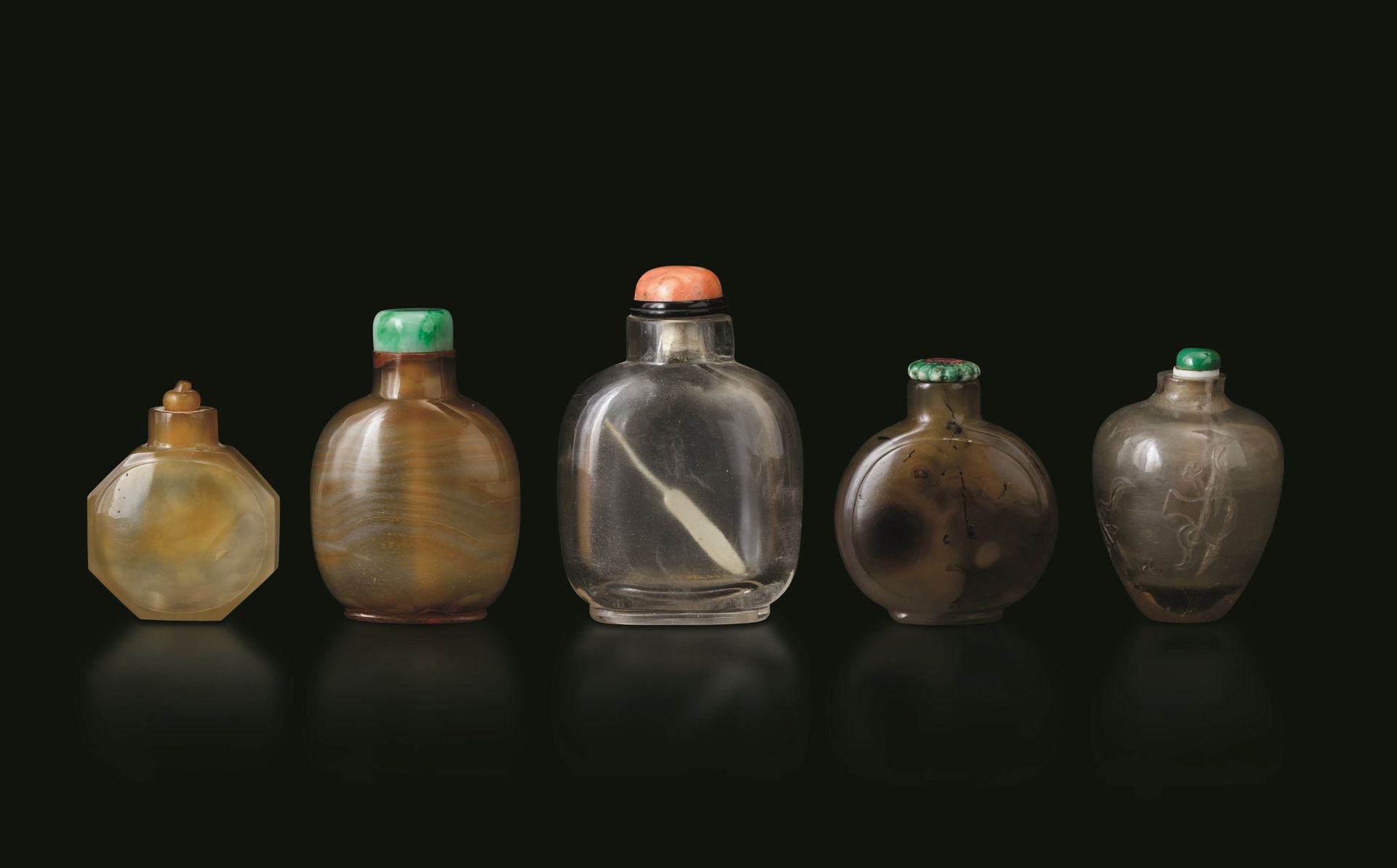 Five hardstone snuff bottles, China, Qing Dynasty 1800s.岩晶、红玉髓和半宝石。高度从5.5厘米到8厘米