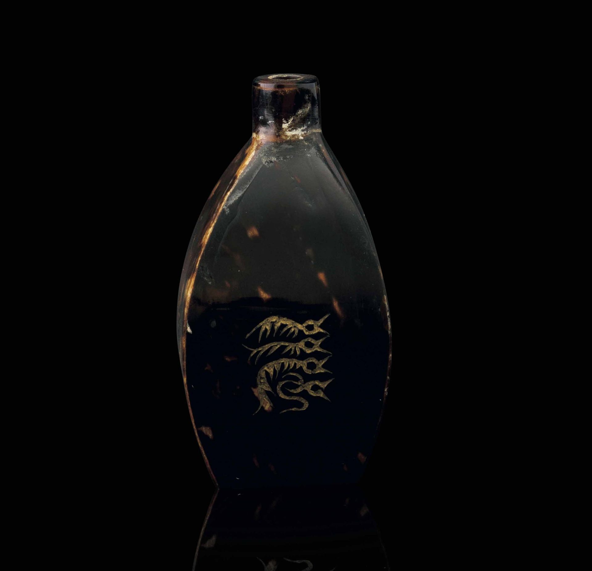 A tortoise snuff bottle, China, Qing Dynasty Período Guangxu (1875-1908). H 6cm