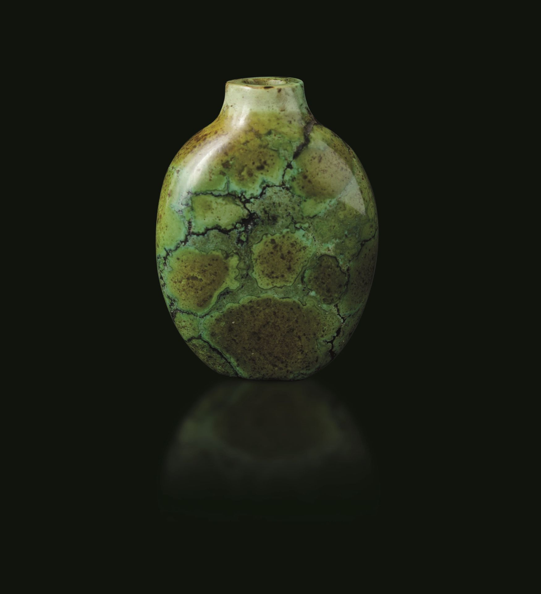 A hardstone snuff bottle, China, Qing Dynasty 1800s. H 5,5 cm