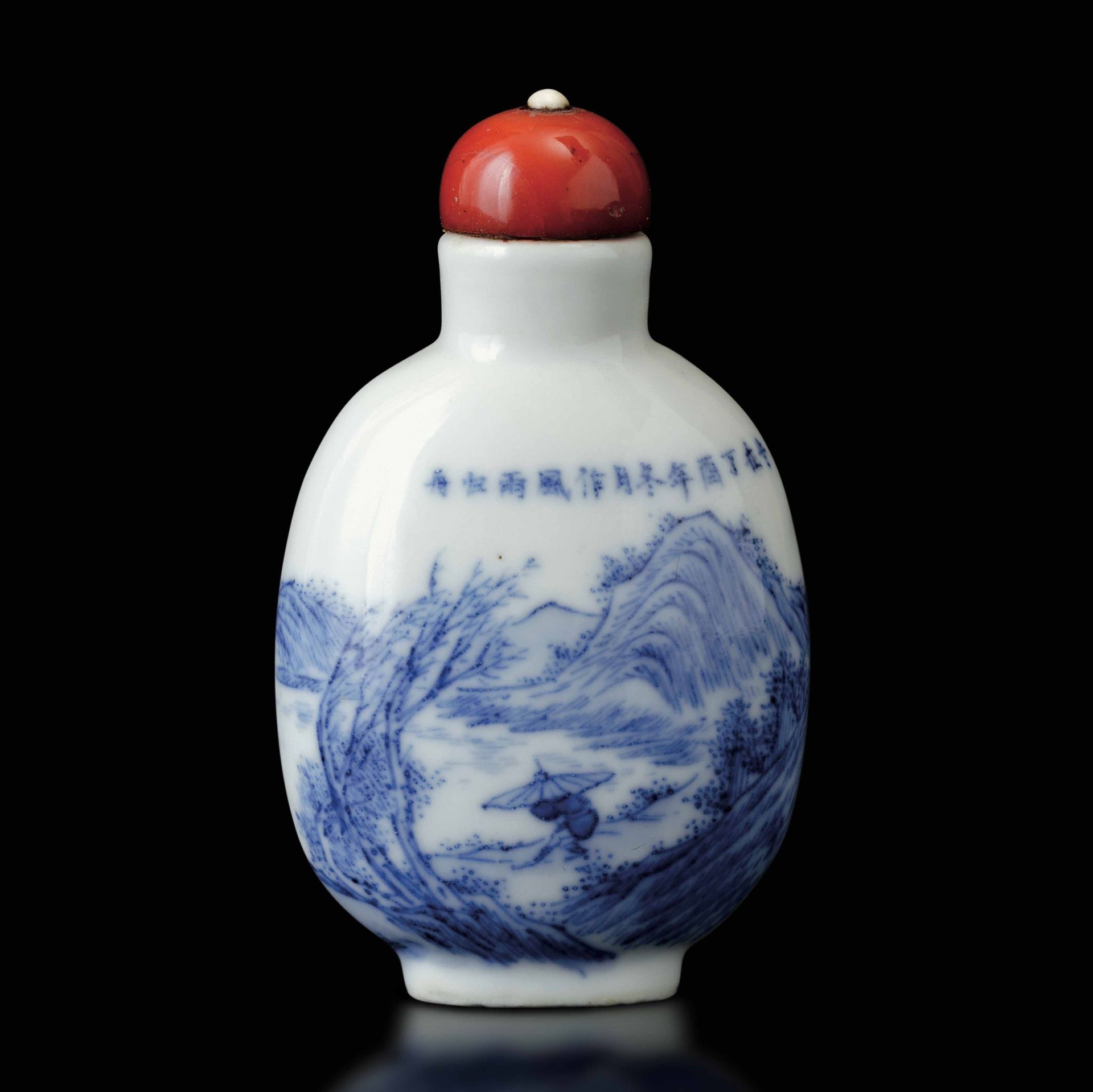 A porcelain snuff bottle, China, Qing Dynasty 19世纪晚期。白色和蓝色的瓷器。高7厘米