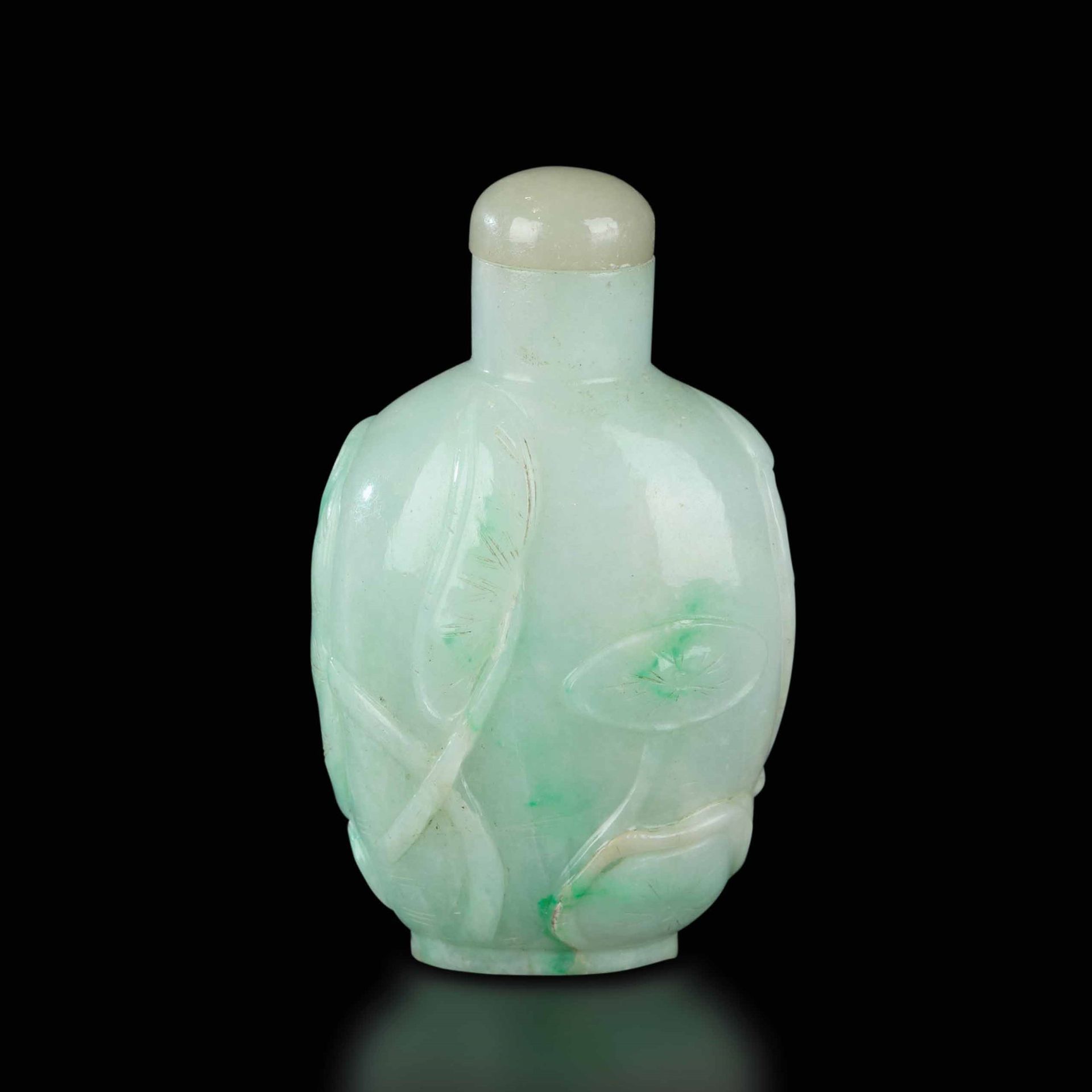 A jadeite snuff bottle, China, Qing Dynasty 1800s. H 7,5 cm