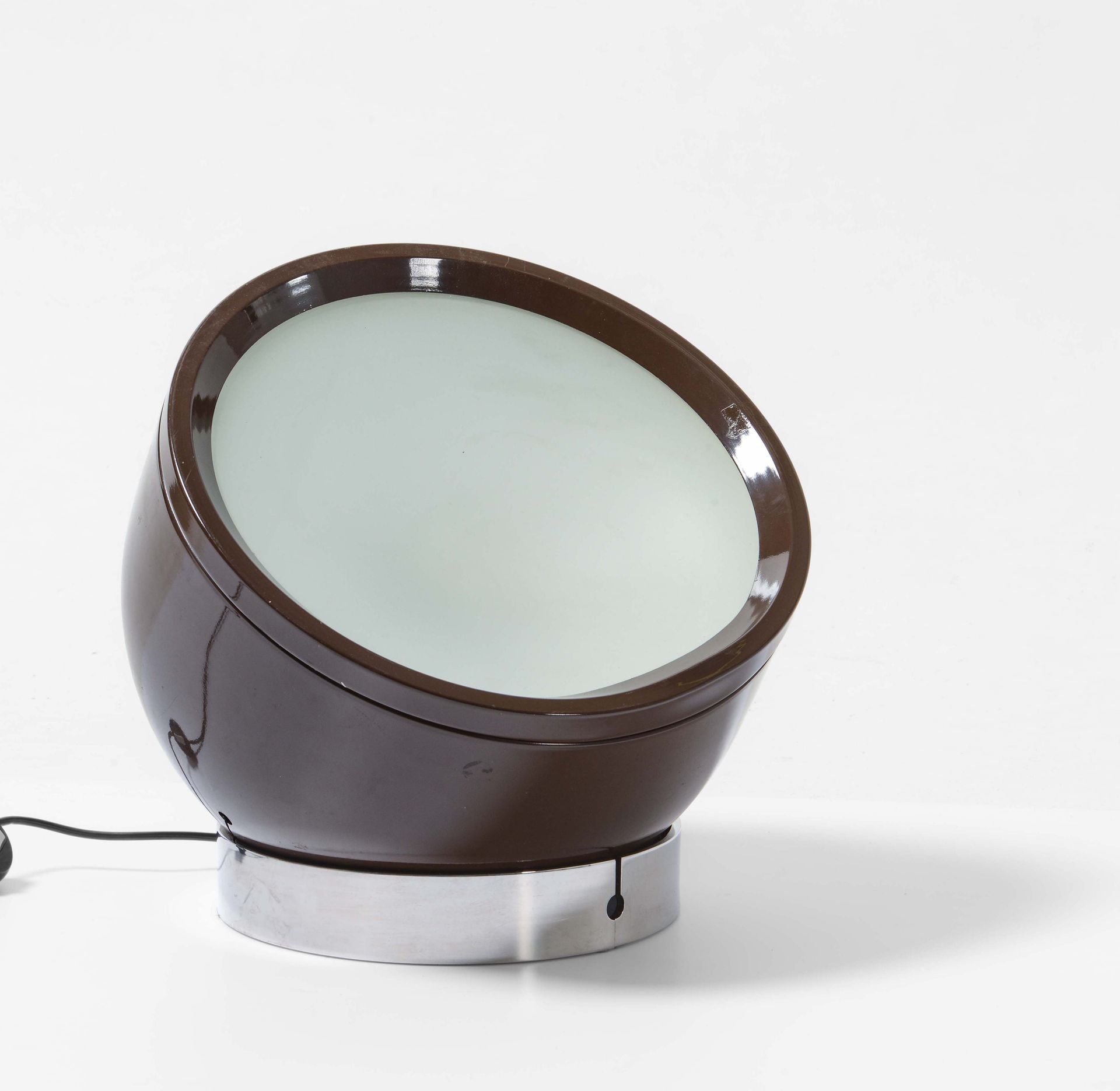 Lampada da tavolo con struttura cromata, metallo laccato e diffusori in vetro sa&hellip;