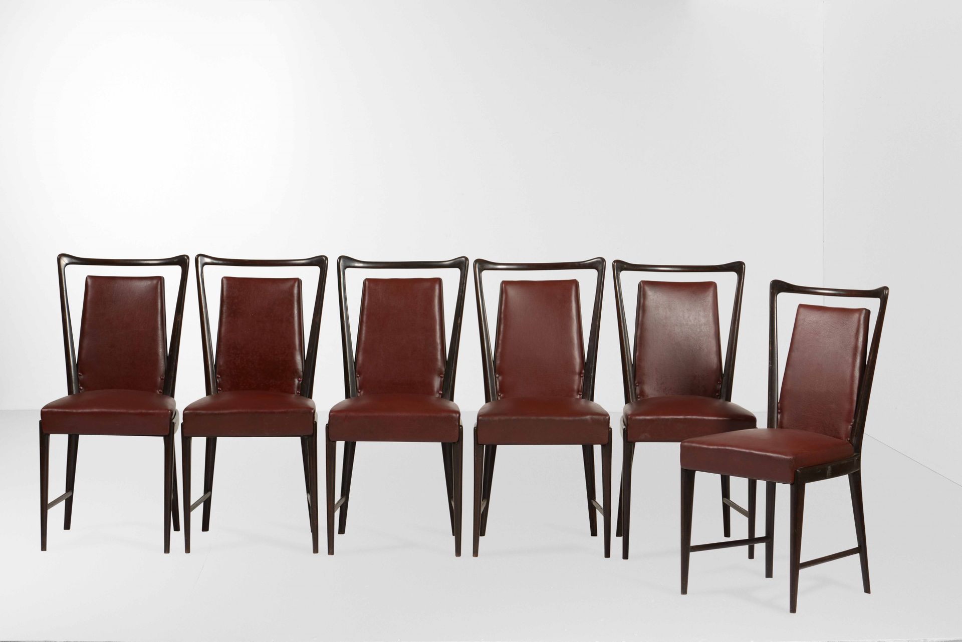 La permanente di Cantù, Six chaises avec structure en bois et revêtement en skaï&hellip;