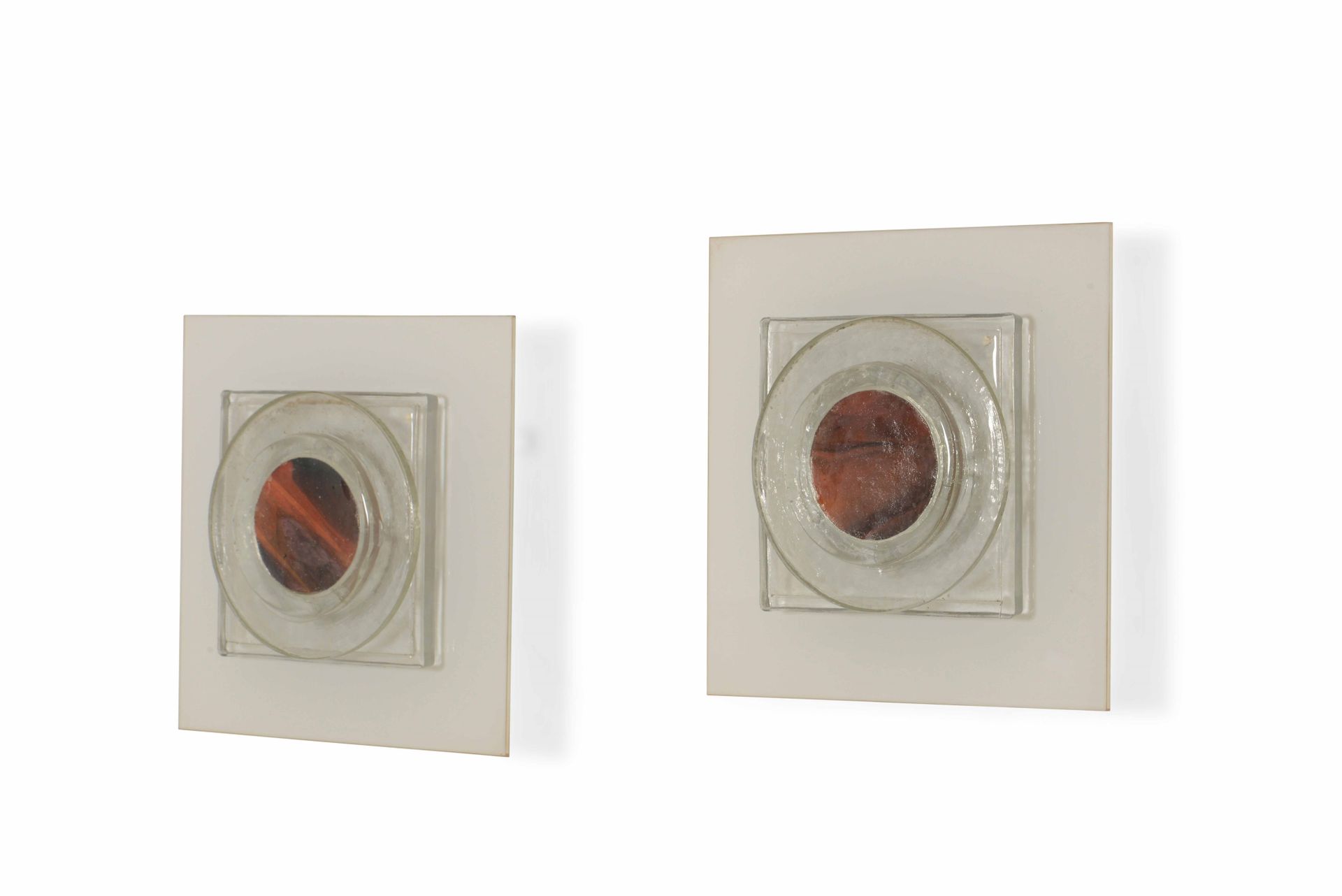 Coppia di appliques con struttura in vetro opalino e vetro colorato., Prod. Ital&hellip;
