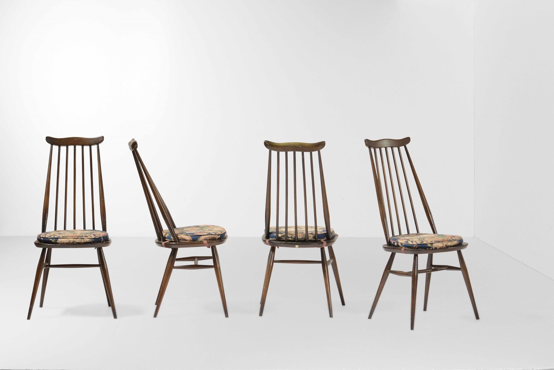 Luciano Ercolani, 四把椅子，木质框架和支架，布质坐垫。原始标签。英国制造，约1960年，cm 41x40x97