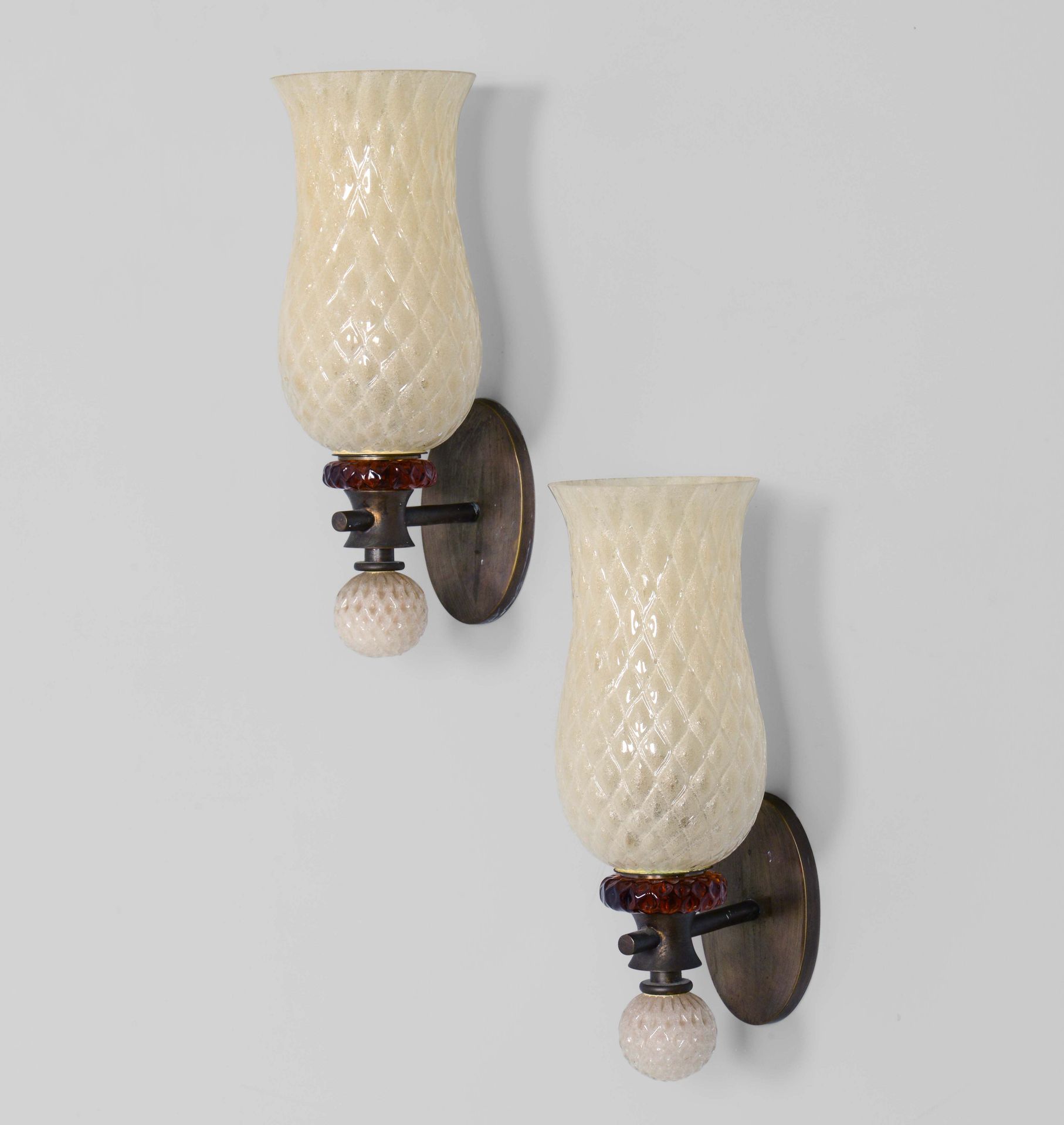 Coppia di lampade da parete con struttura in ottone e diffusore in vetro di Mura&hellip;