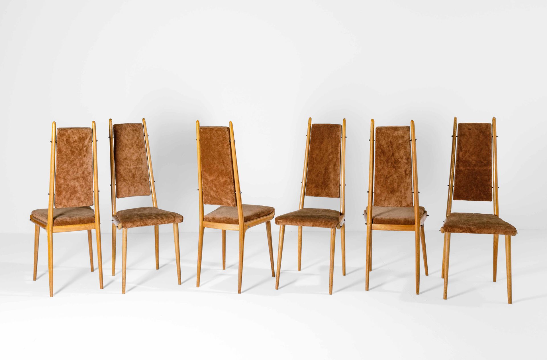 Apelli e Varesio, 六把椅子，木质框架和织物套。真实性证书。意大利Apelli和Varesio公司制造，约1950年，cm 44x48x109