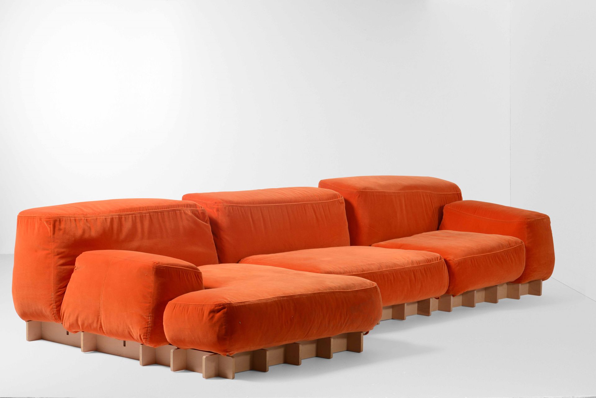 Grande divano modulare con struttura in legno e rivestimenti in tessuto., Prod. &hellip;