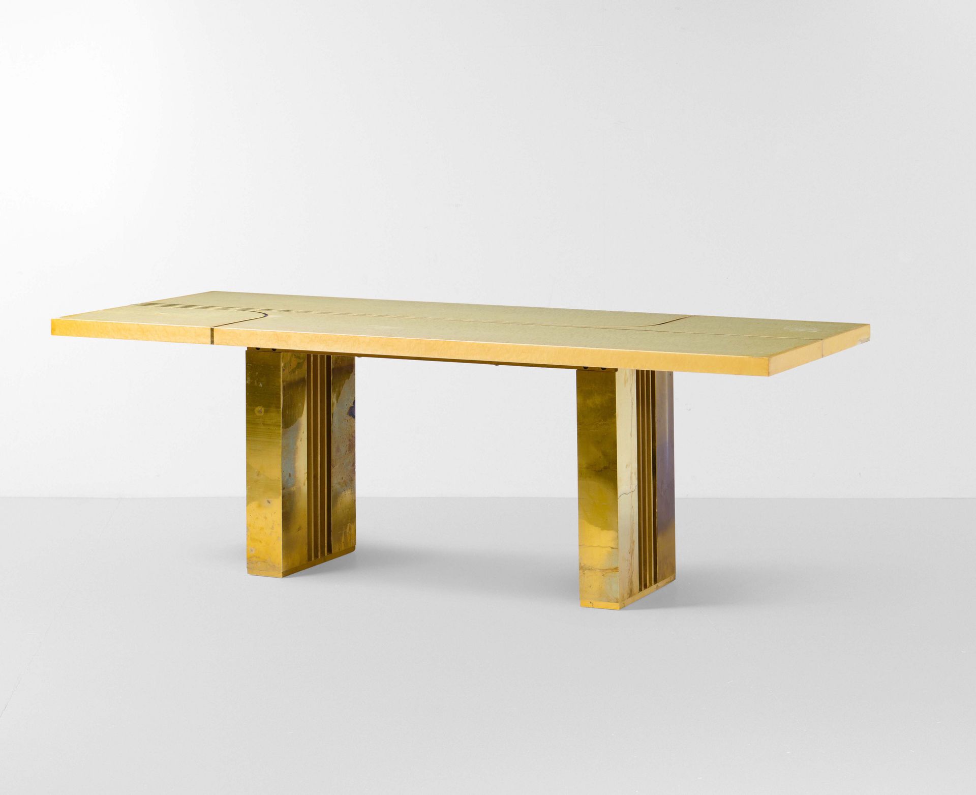 Grande tavolo rettangolare con struttura in legno rivestito in ottone e piano il&hellip;